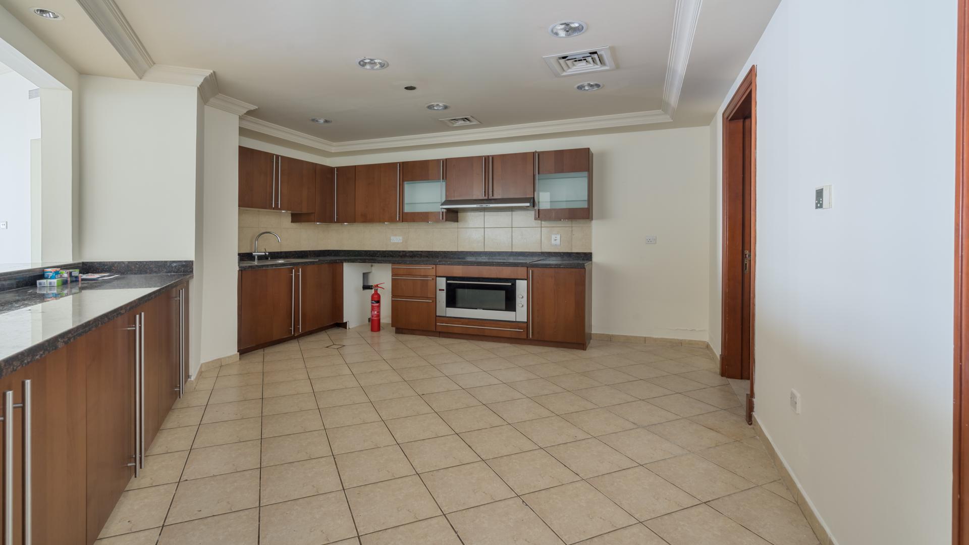 Open-plan living area in luxurious Palm Jumeirah apartment for sale, Golden Mile