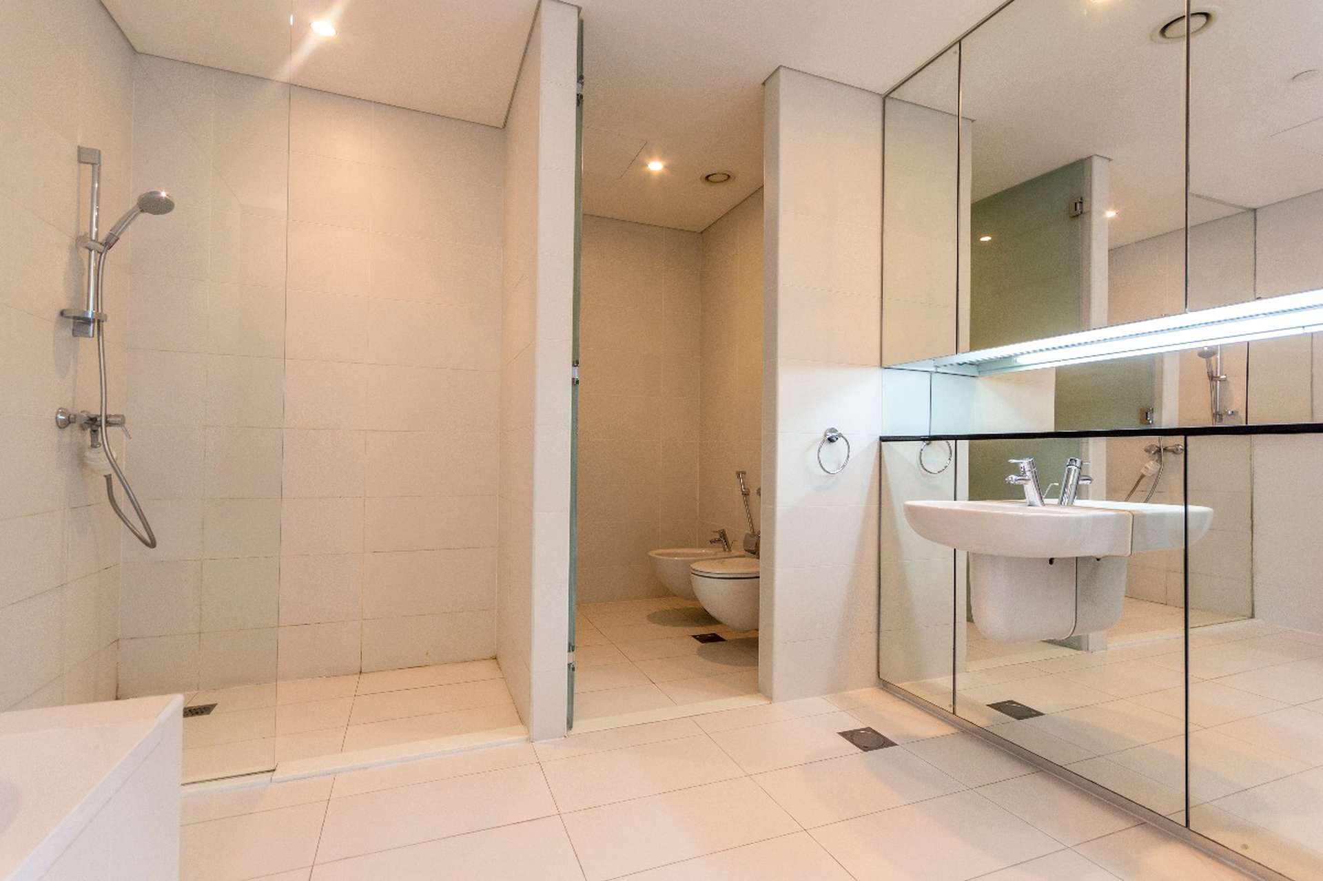 State-of-the-art gym in Index Tower, DIFC apartment for sale, features modern equipment