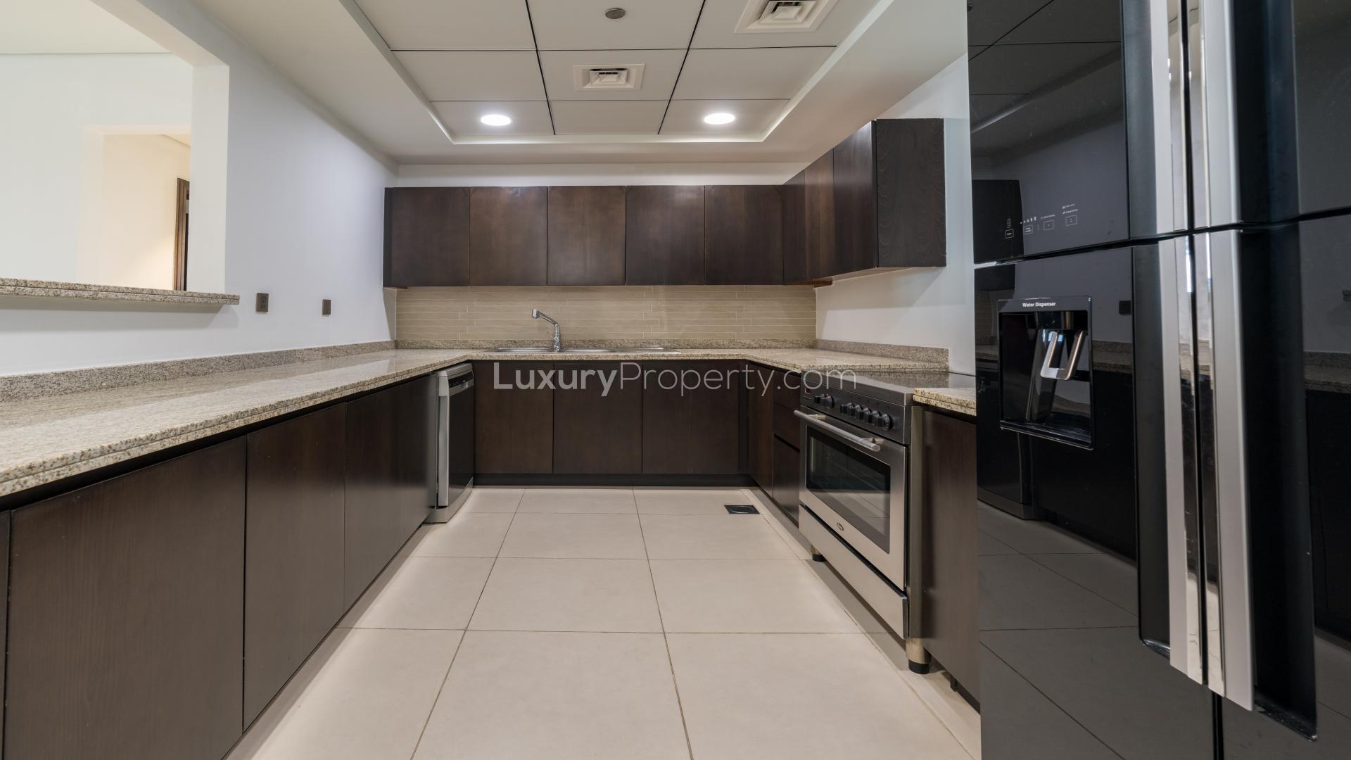 Empty living room in elegant 3-bedroom villa, Kingdom of Sheba, Palm Jumeirah for sale