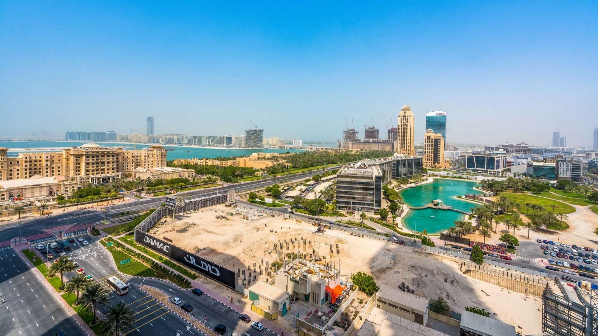 Empty room in Marina Arcade Tower, Dubai Marina, spacious and bright interior, for sale