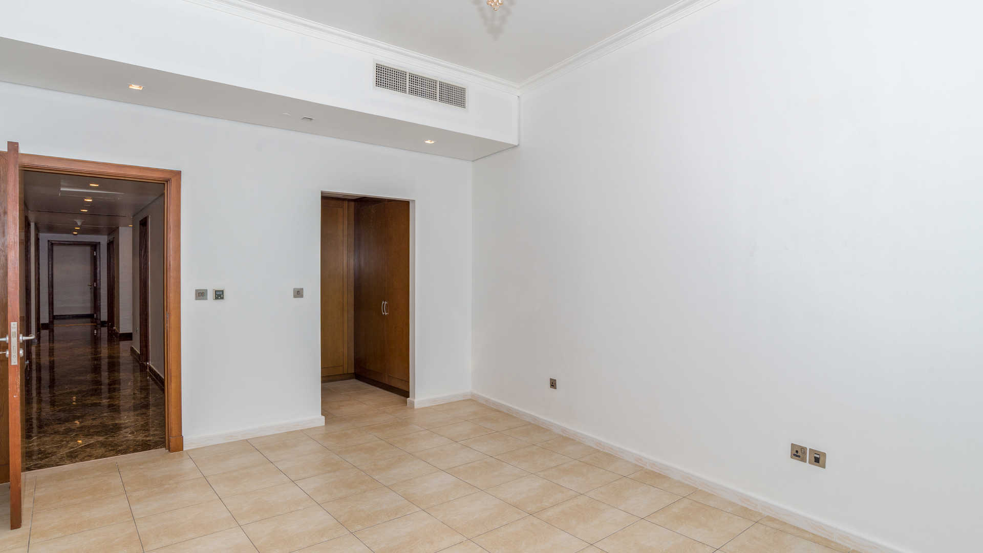 Spacious living room with marble flooring in Marina Residences 3, Palm Jumeirah apartment