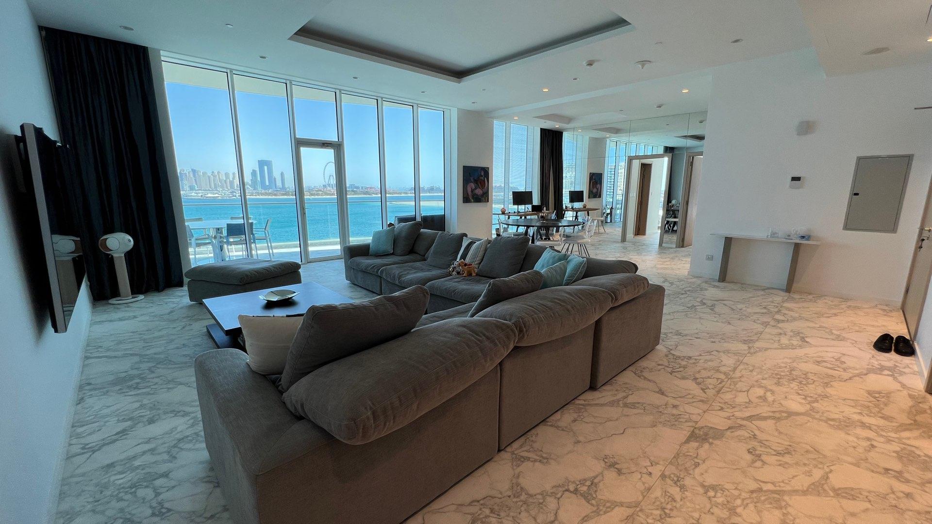 Luxurious Palm Jumeirah apartment with sea and Marina skyline views, spacious living area