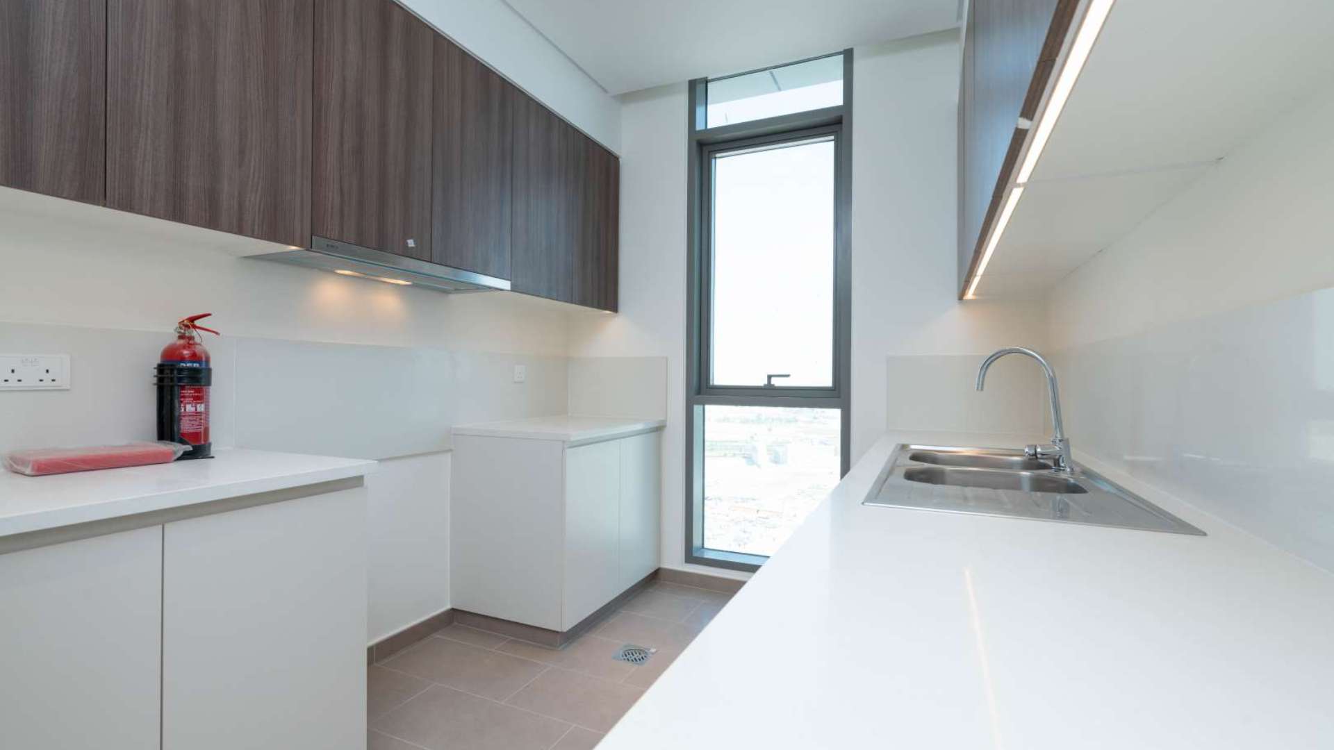 Modern kitchen in spacious 3-bedroom apartment, Park Heights 2, Dubai Hills Estate