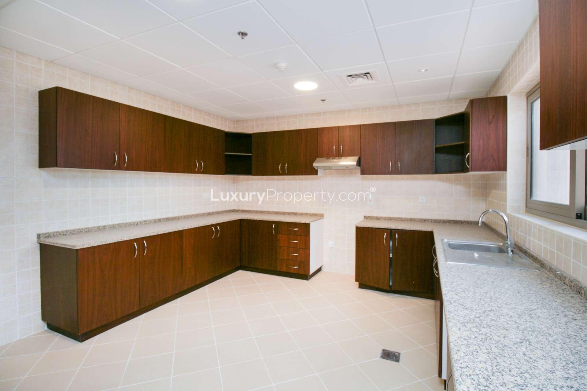Spacious kitchen in luxury 3-bedroom beachfront duplex, Sarai Apartments, Palm Jumeirah for rent