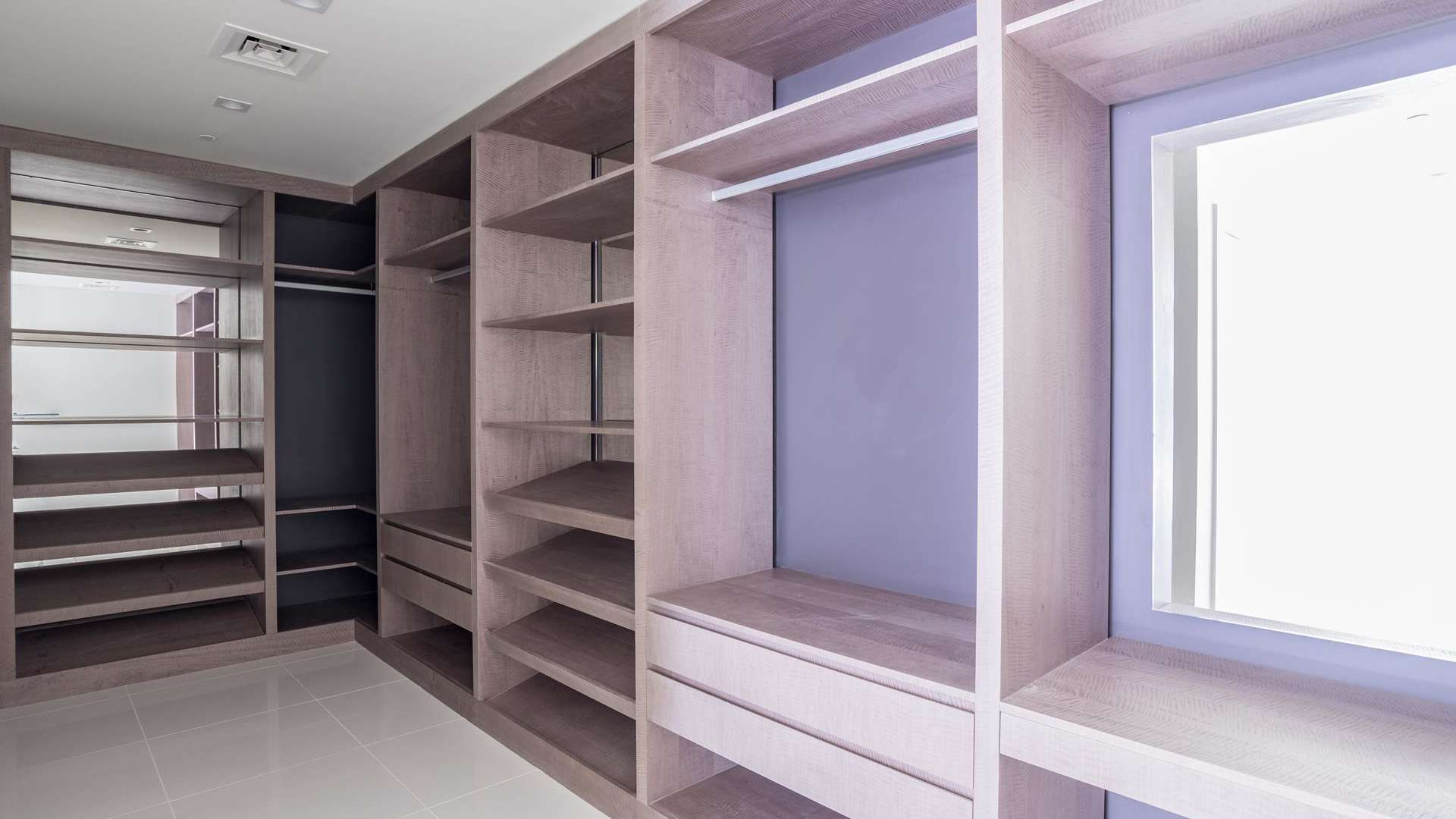Spacious walk-in closet in luxury apartment, Serenia Residences, Palm Jumeirah, for sale