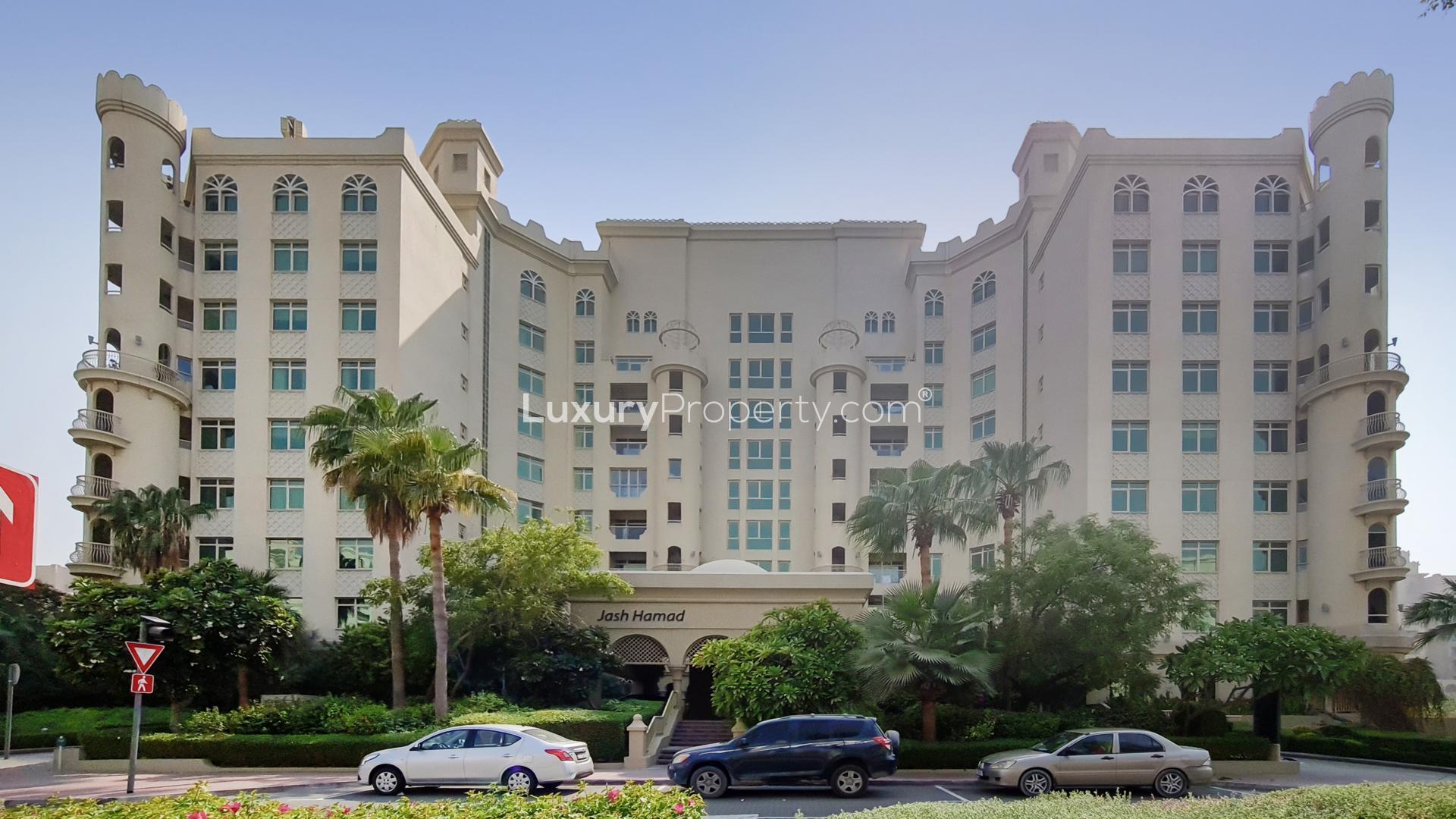 Mid-floor apartment balcony with sea glimpses, Shoreline Apartments, Palm Jumeirah
