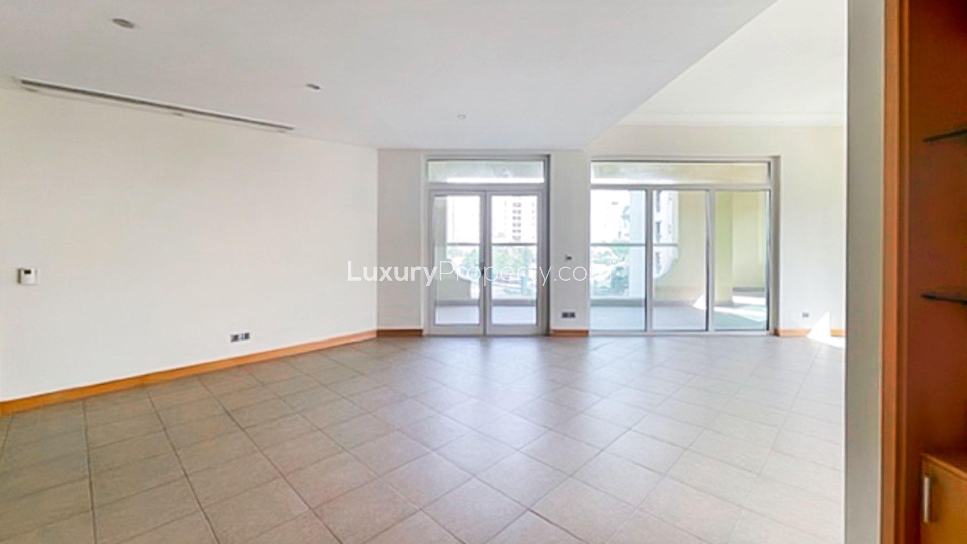 Modern kitchen in Shoreline beachfront apartment, Palm Jumeirah, with granite countertops and wood cabinets