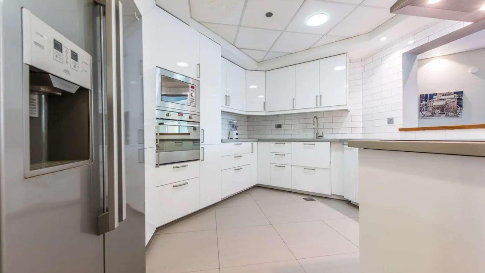 Bright living and dining area in fully upgraded Shoreline Apartment, Palm Jumeirah