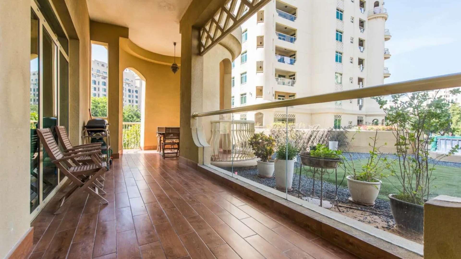Luxurious living room in fully upgraded 3-bedroom Shoreline Apartment, Palm Jumeirah for sale