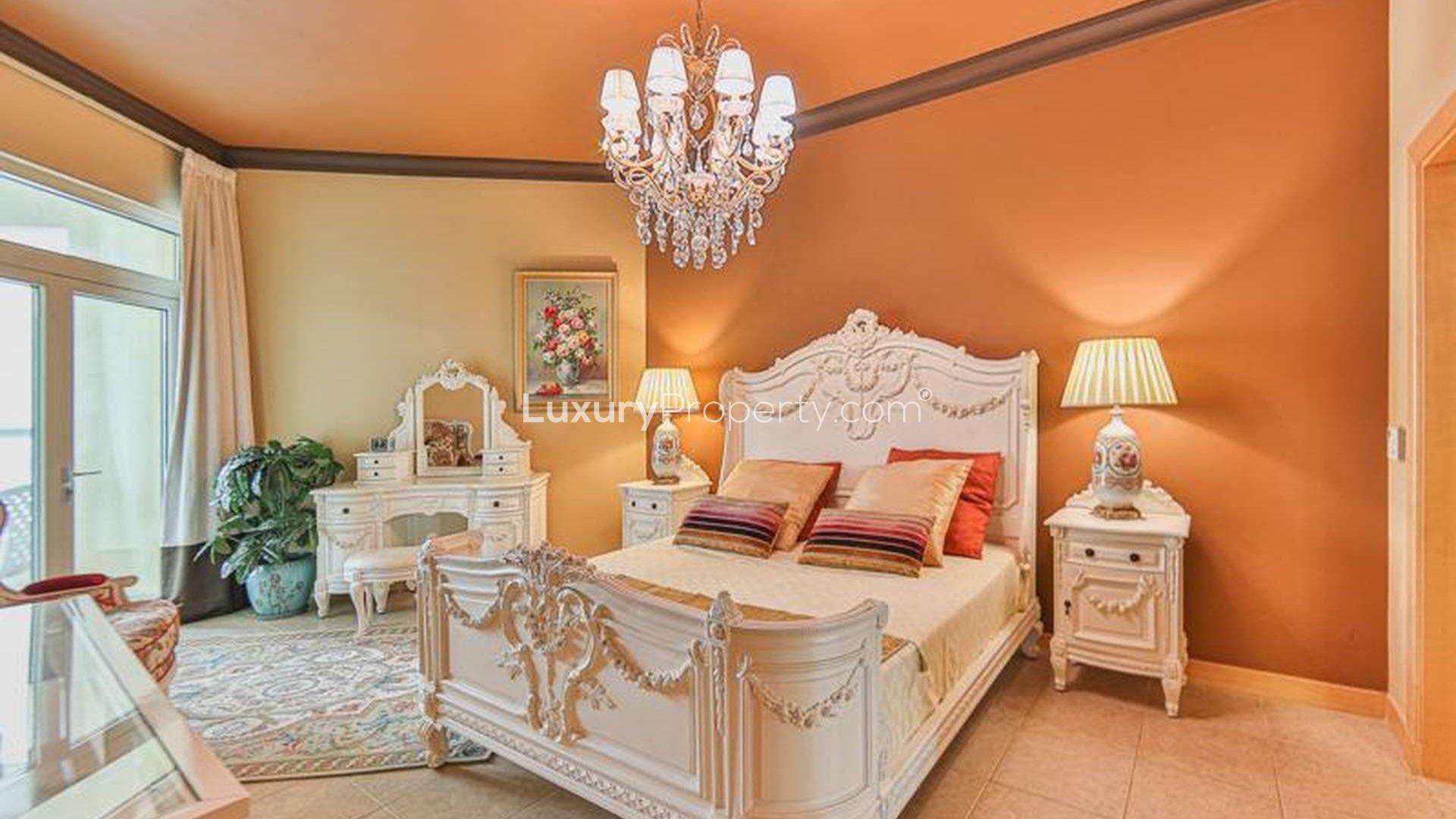 Mid-floor Shoreline apartment dining and living area, Palm Jumeirah, near Nakheel Mall