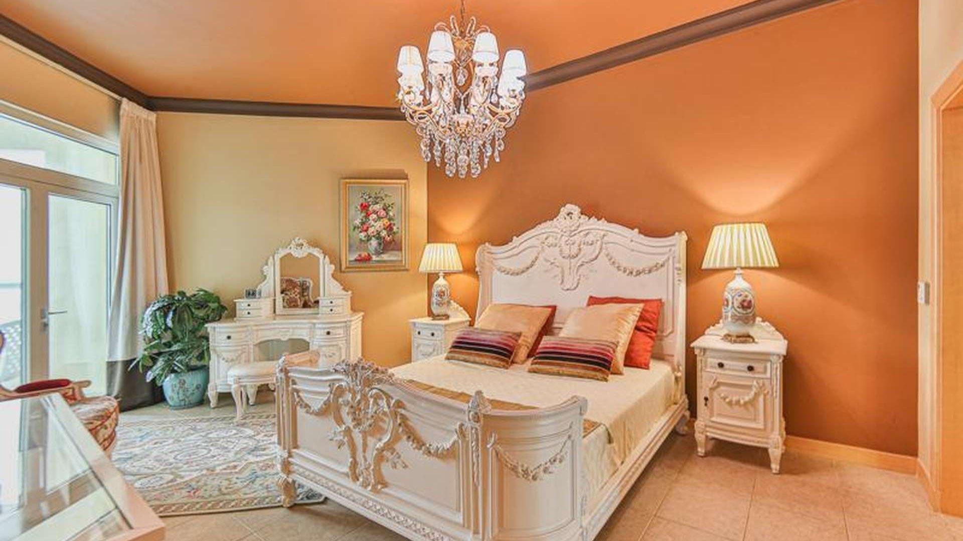 Mid-floor Shoreline apartment dining and living area, Palm Jumeirah, near Nakheel Mall