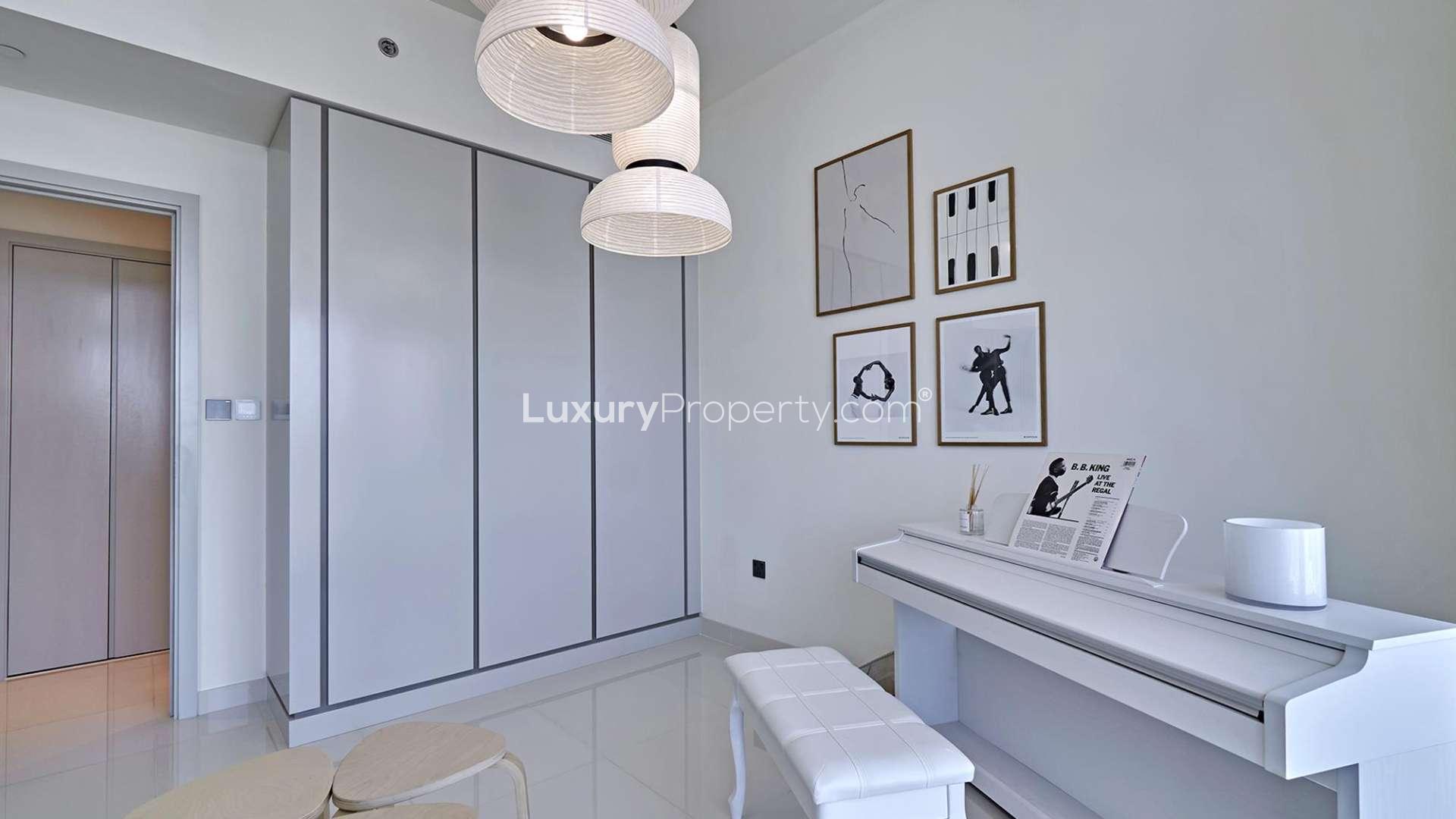 Glamorous living room with sea view at Emaar Beachfront, Dubai Harbour apartment for sale