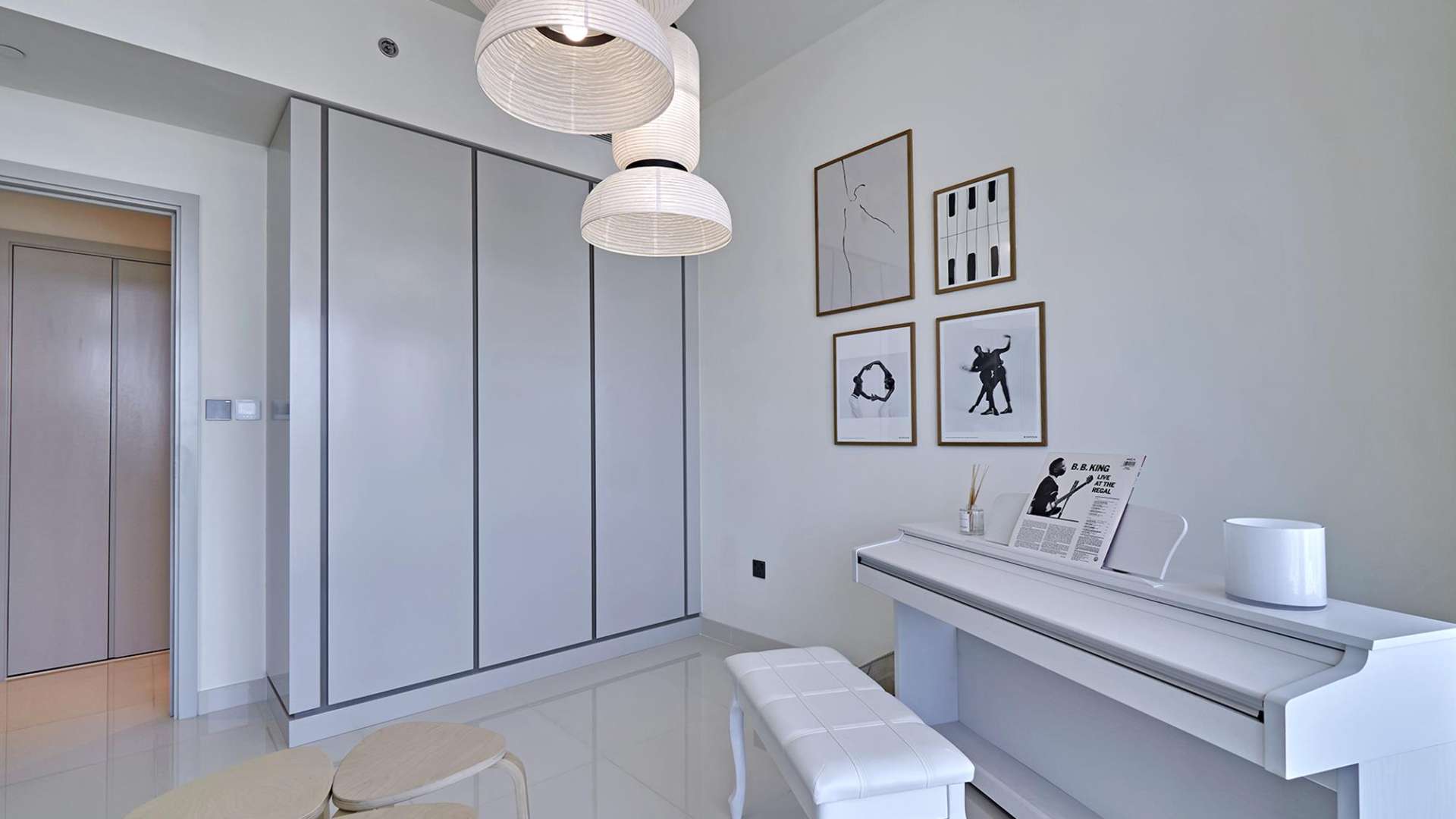 Glamorous living room with sea view at Emaar Beachfront, Dubai Harbour apartment for sale