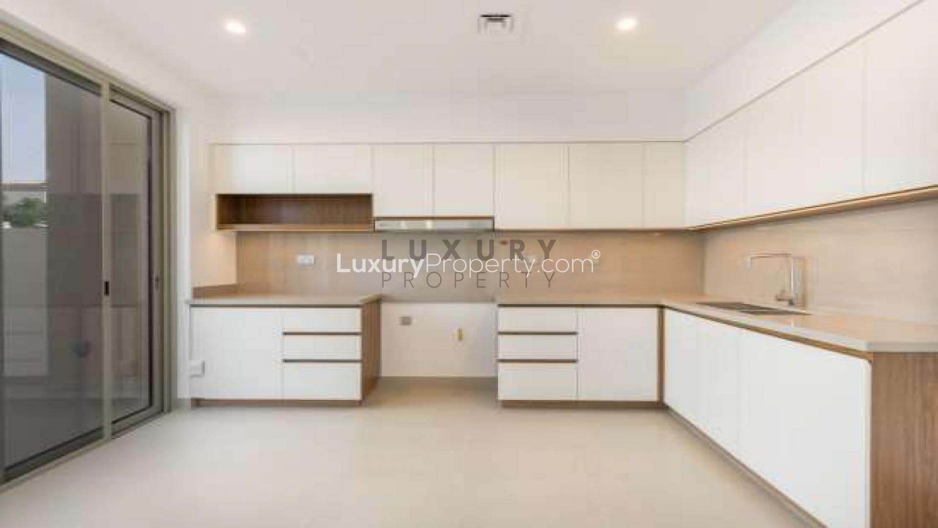 Elegant open-plan kitchen and living area in Camelia townhouse, Arabian Ranches 2 for rent