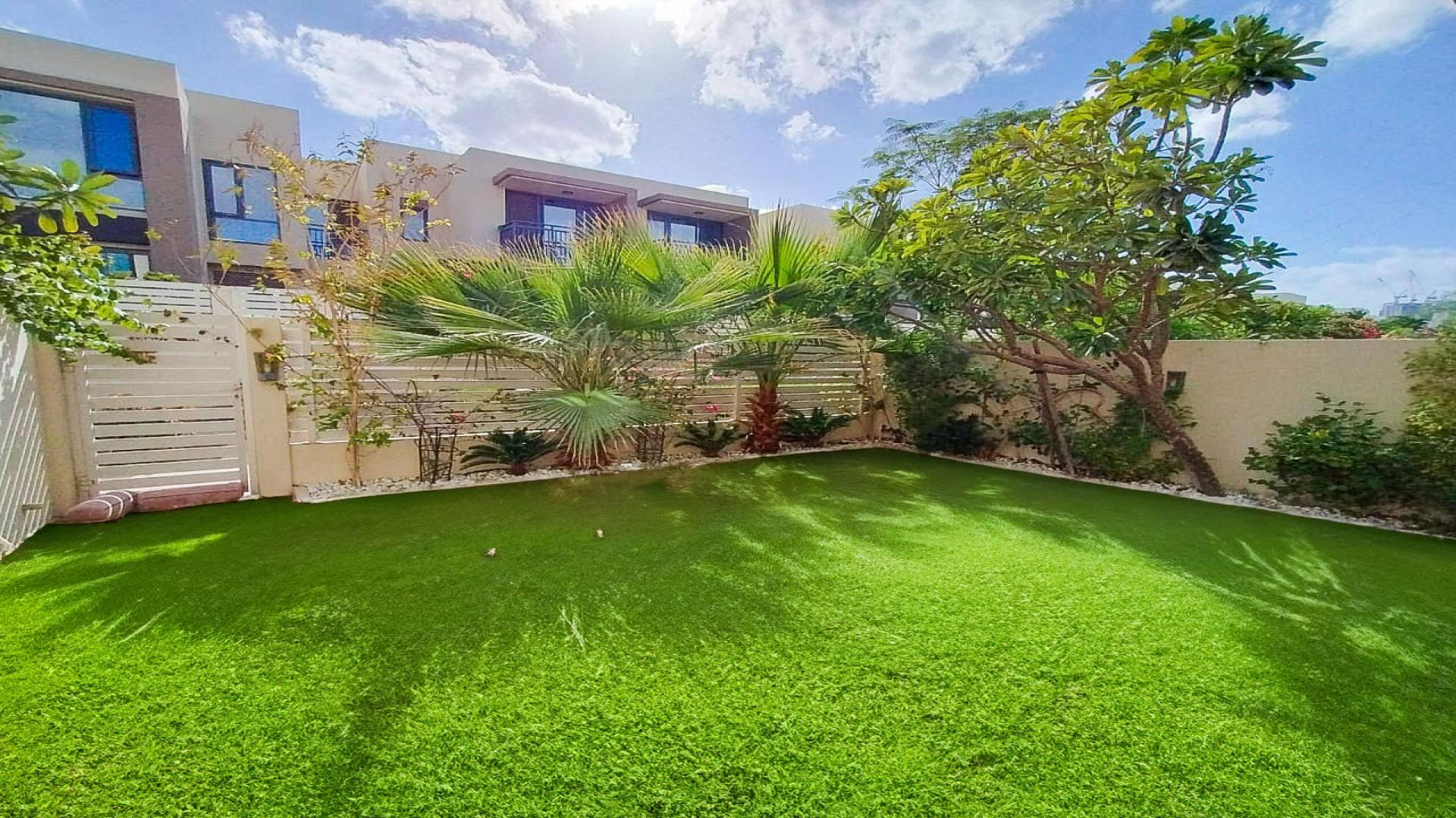 Lush garden view of spacious Maple 2 townhouse in Dubai Hills Estate for rent