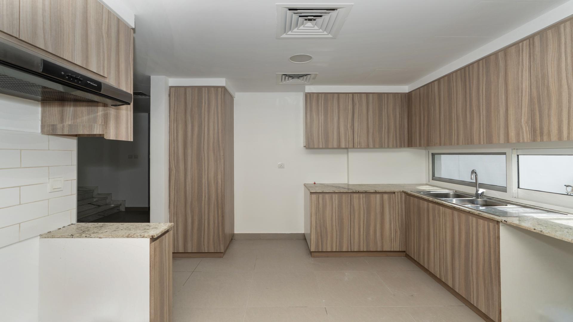 Modern kitchen in upgraded 3-bedroom townhouse, Arabella Townhouses 2, Mudon, for rent