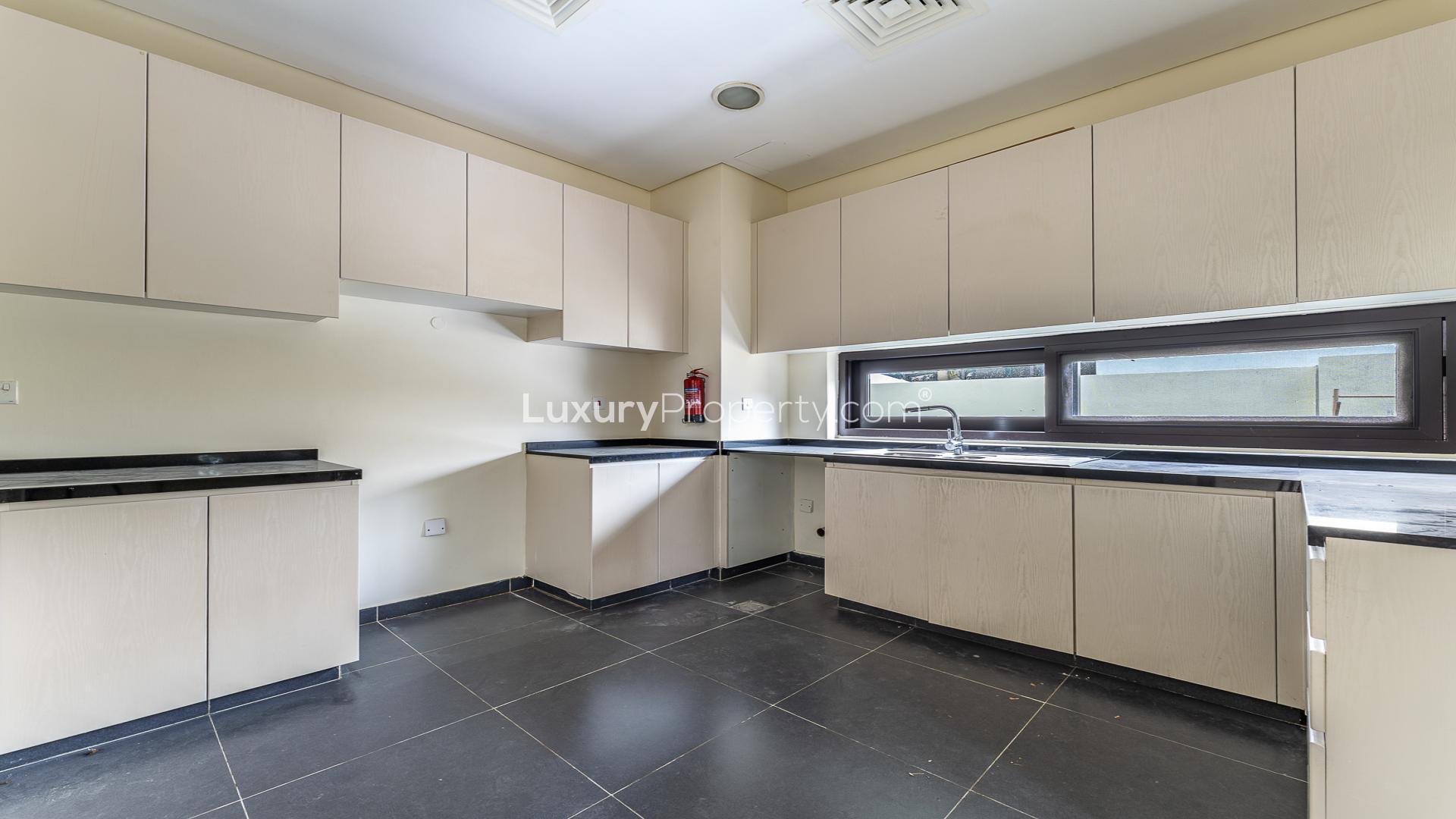Modern kitchen in spacious 3-bedroom townhouse for rent, Richmond, Damac Hills, LP47410