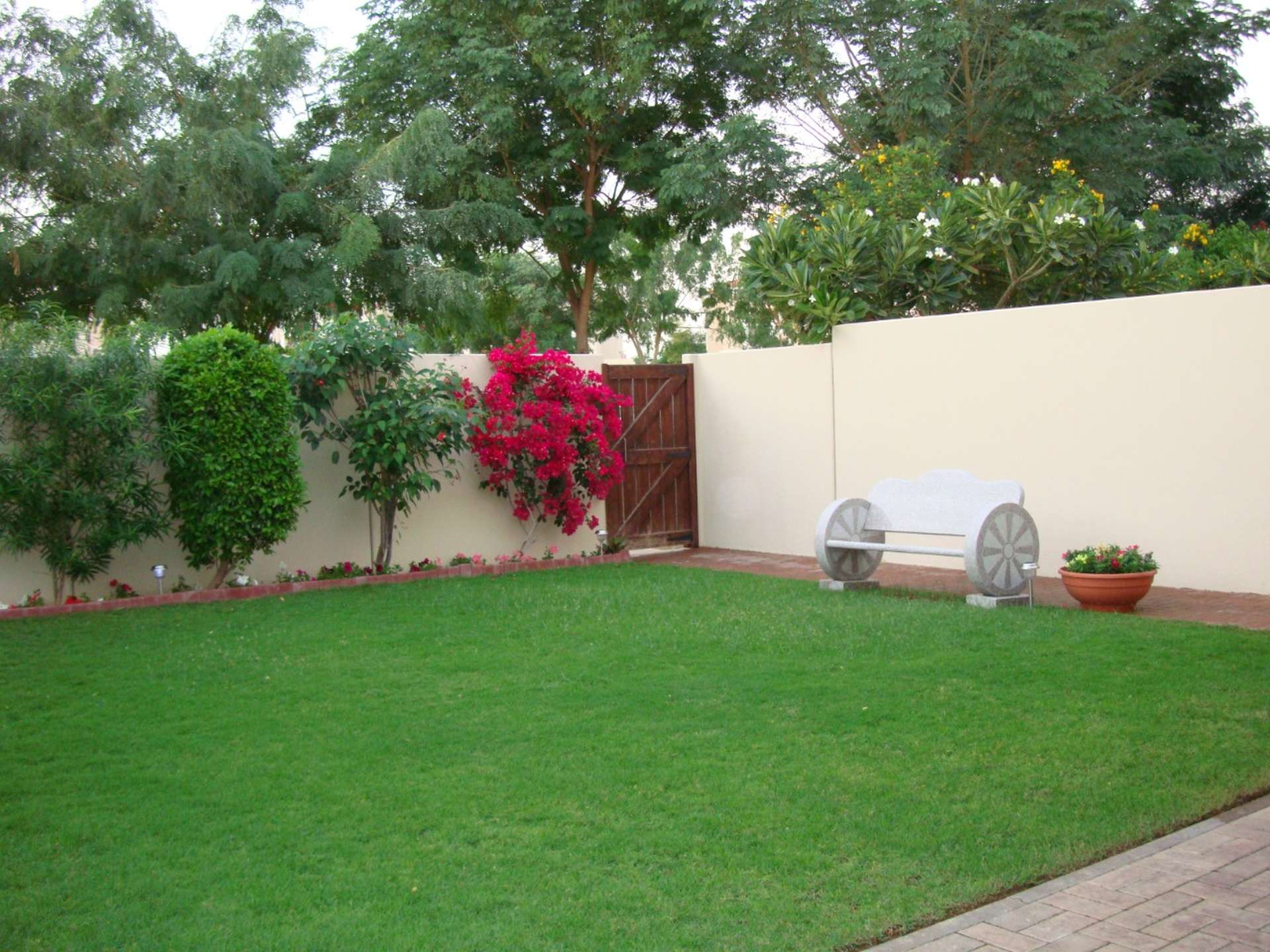Single row 3-bedroom townhouse exterior in Al Reem 3, Arabian Ranches for rent