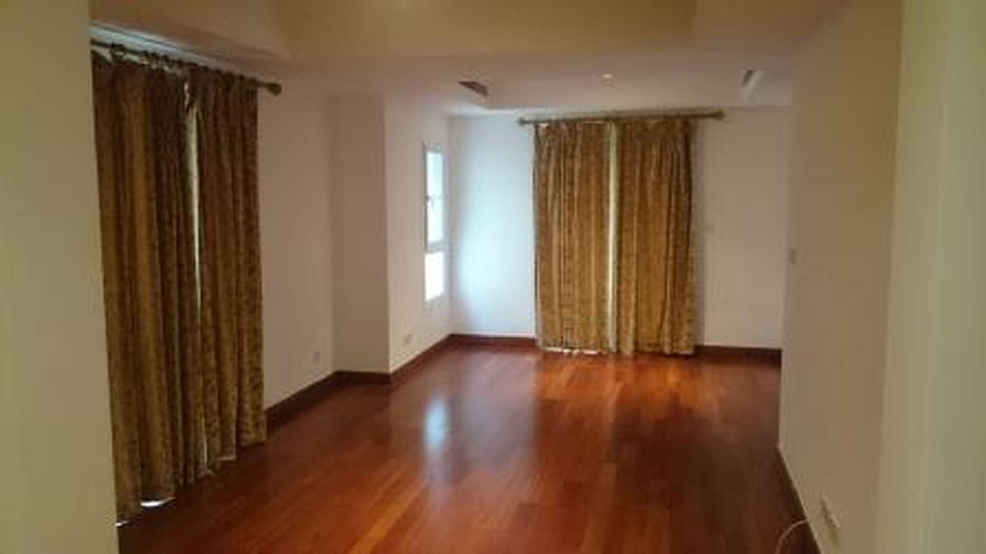 Lush garden with bench in Al Reem 3 townhouse, Arabian Ranches for rent