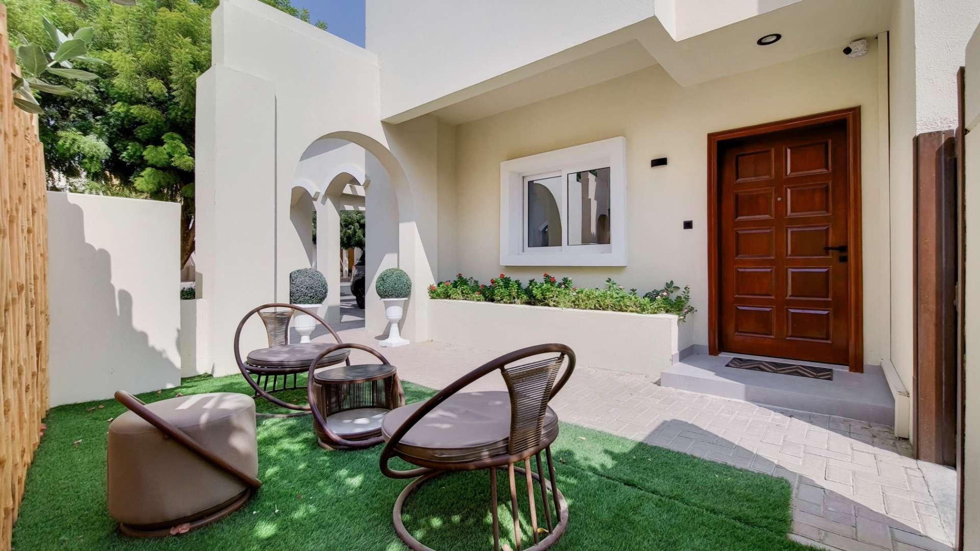 Upgraded Al Reem villa with swimming pool, Arabian Ranches, 3-bedroom rental property