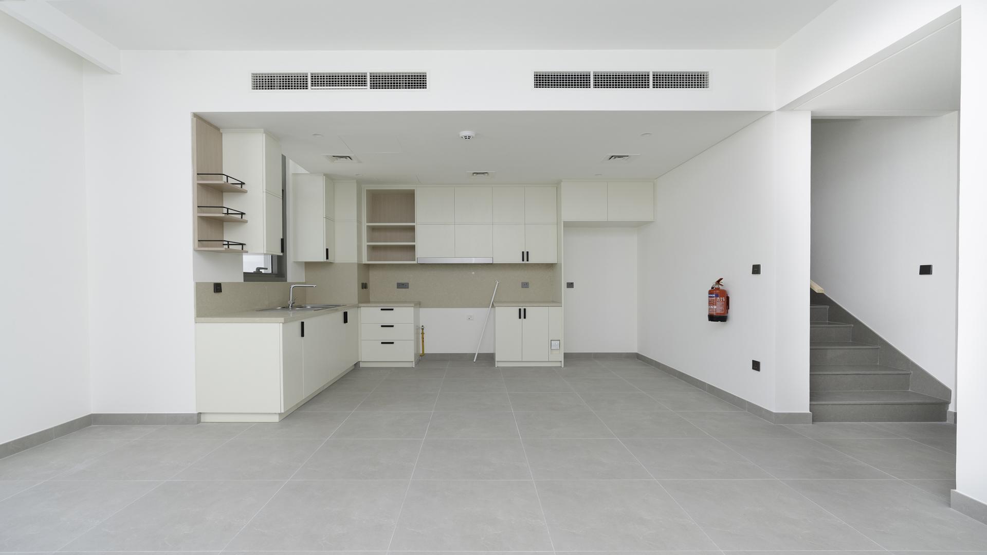 Modern kitchen in elegant 3-bed townhouse, Arabian Ranches 3, Ruba community, for rent