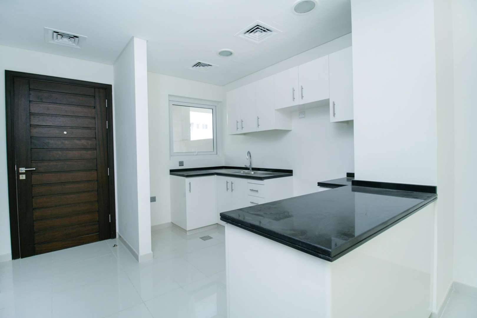 Beautiful 3-bedroom townhouse in Vardon, Akoya Oxygen with modern facade and balcony views