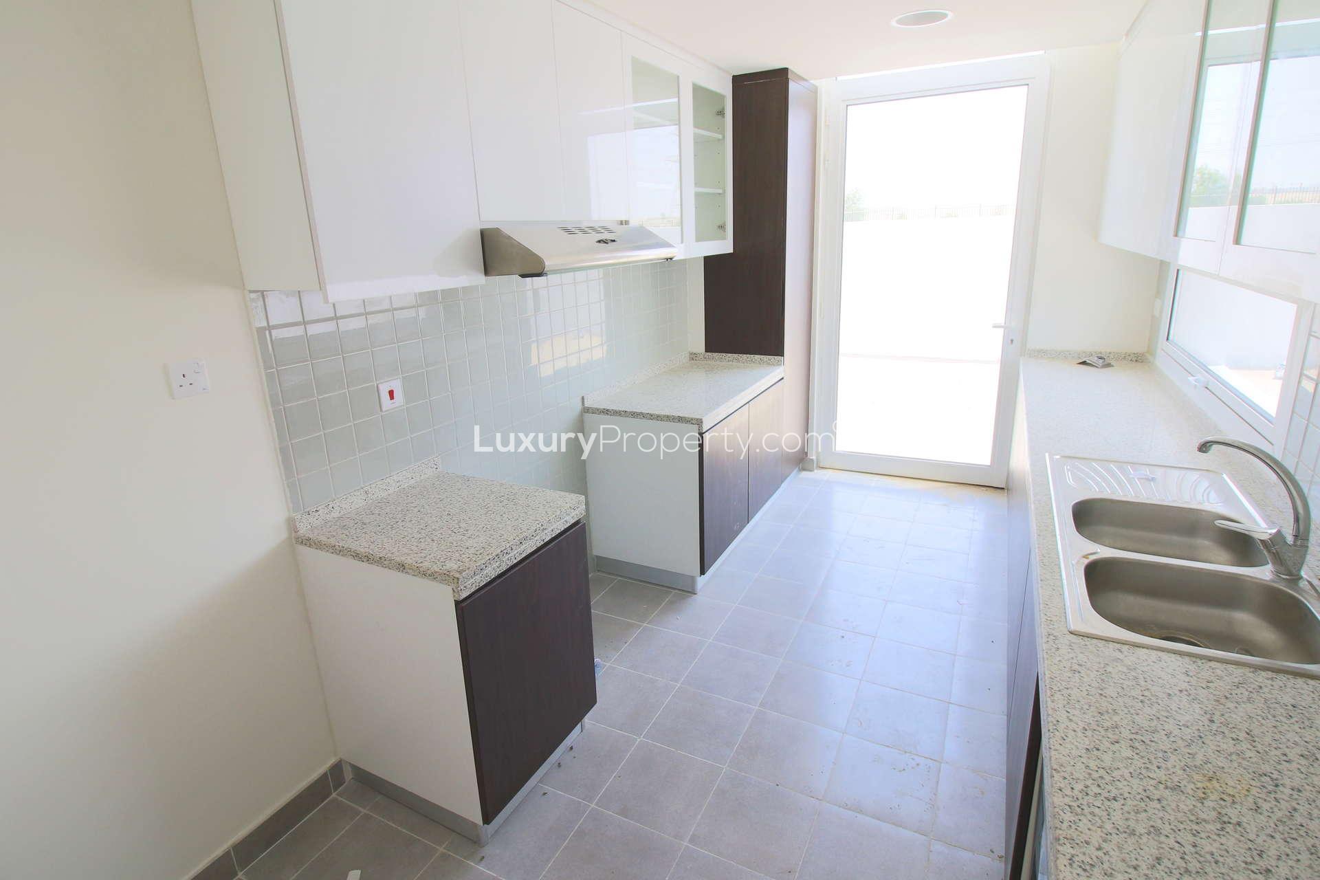 Modern kitchen in 3-bedroom townhouse for rent, Arabella 1, Mudon, Dubailand