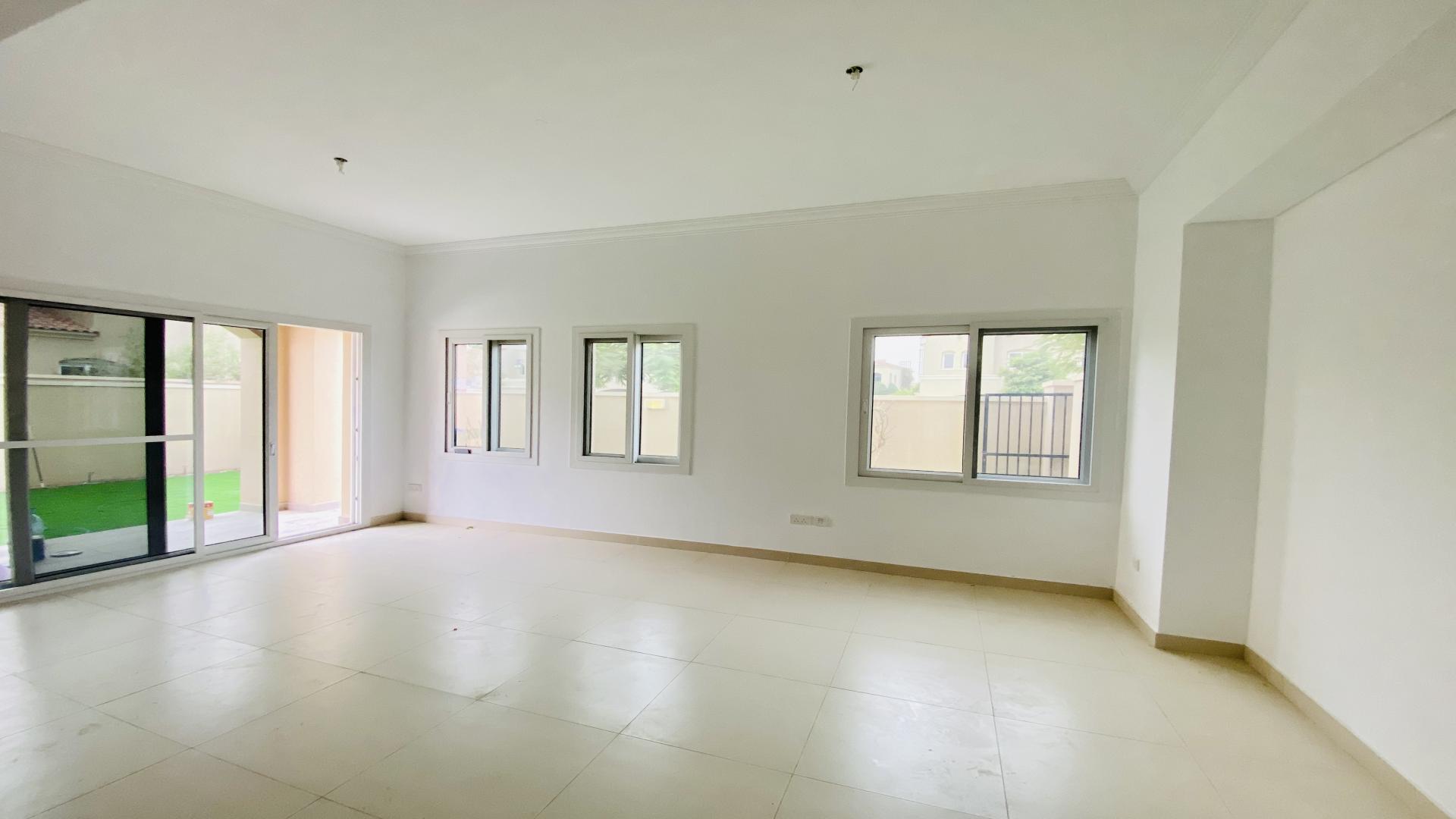 Spacious living area in 3-bedroom villa, Bella Casa, Serena, for rent