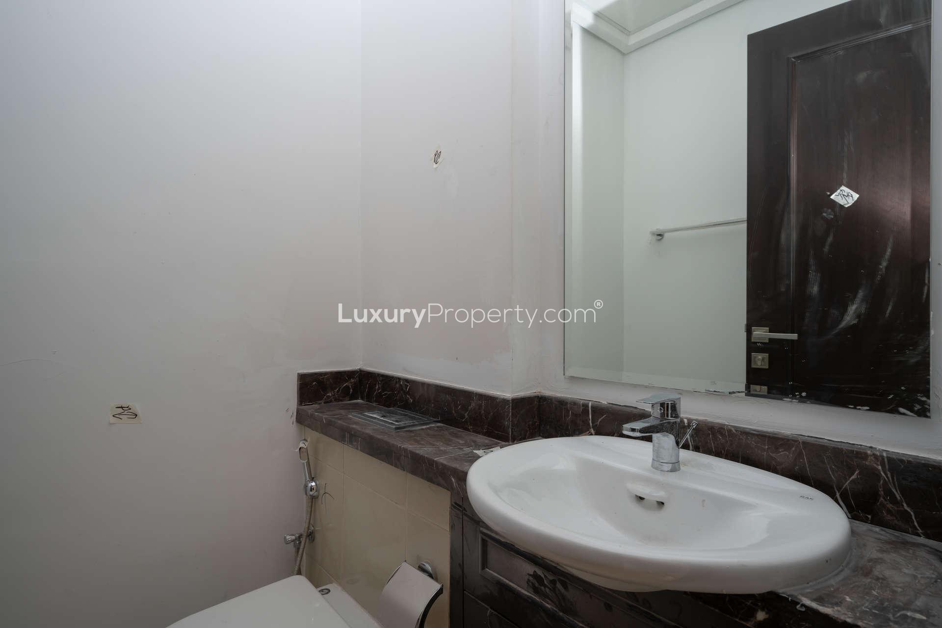 "Modern kitchen in 3-bedroom townhouse for rent, Casa Dora, Serena community, LP04602 listing.",Bathroom with marble countertop in 3-bedroom townhouse, Casa Dora, Serena, for rent