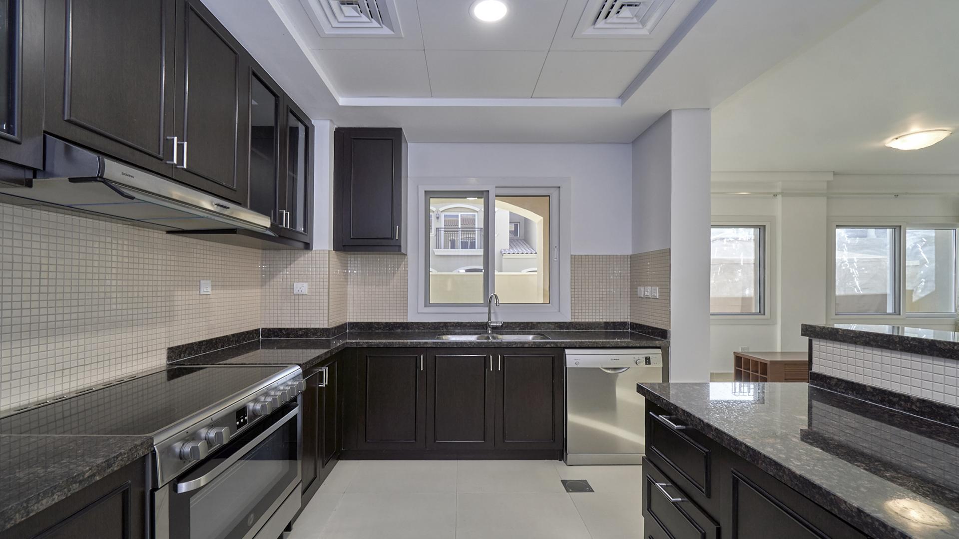 Spacious backyard of 3-bedroom townhouse for rent in Casa Dora, Serena community