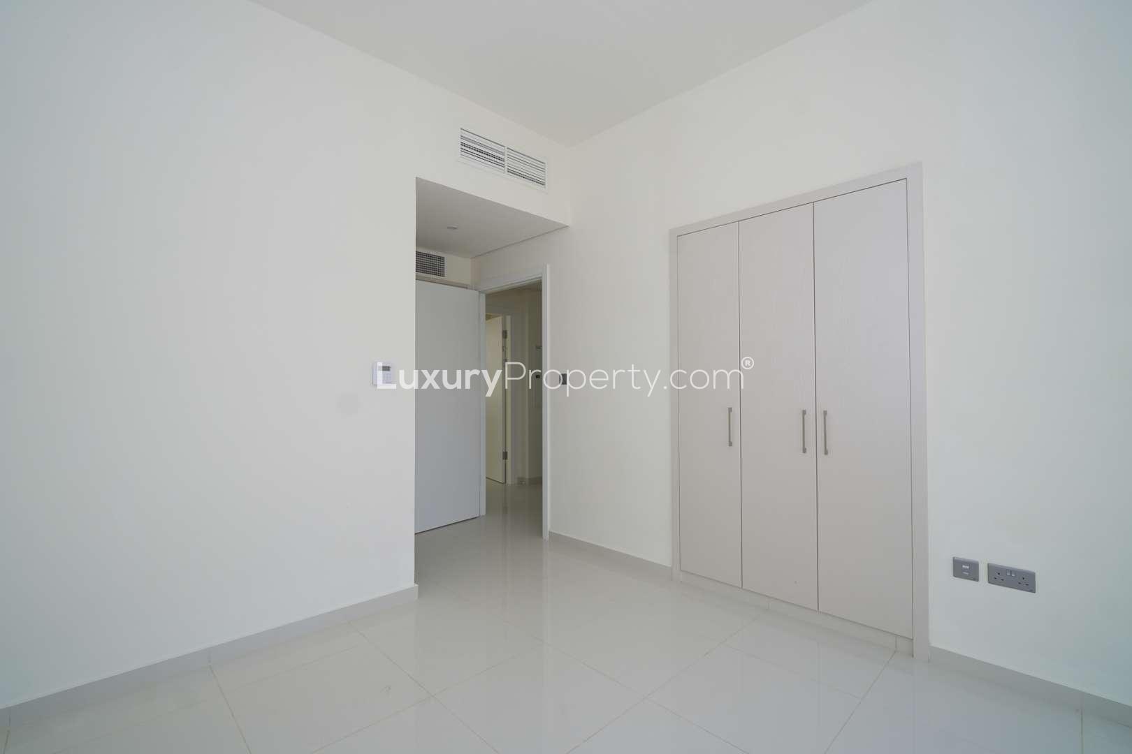 Modern kitchen in three-bedroom townhouse, Juniper, Akoya Oxygen for rent. Ref: LP08295