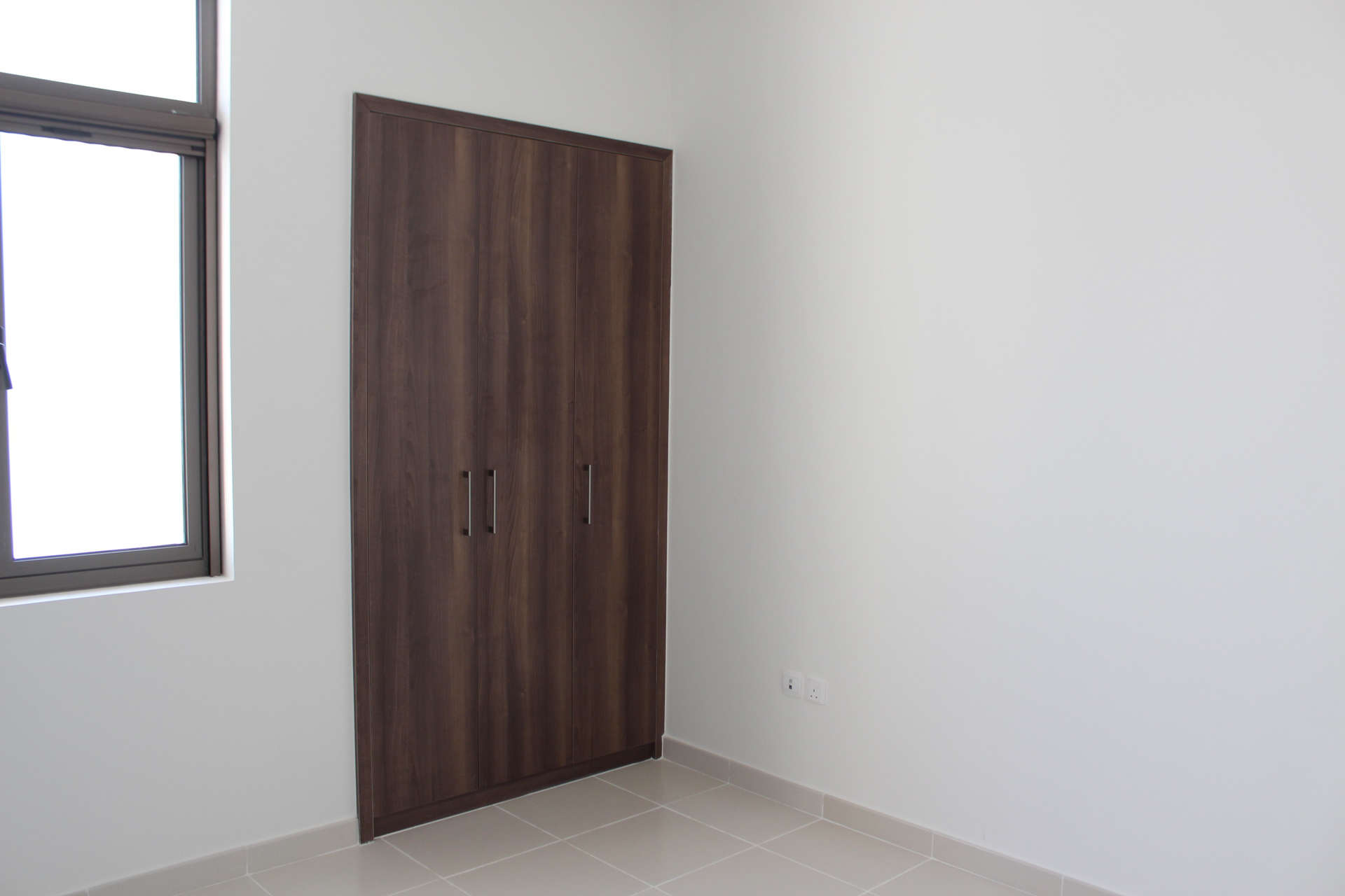 Modern kitchen in 3-bedroom townhouse, Mira Oasis 3, Reem. Granite countertops, wooden cabinets