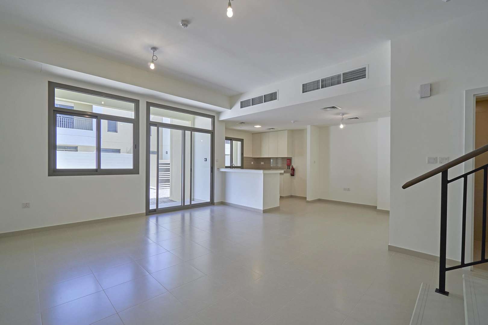 Modern open-plan living area in 3-bedroom townhouse, Naseem, Town Square for rent