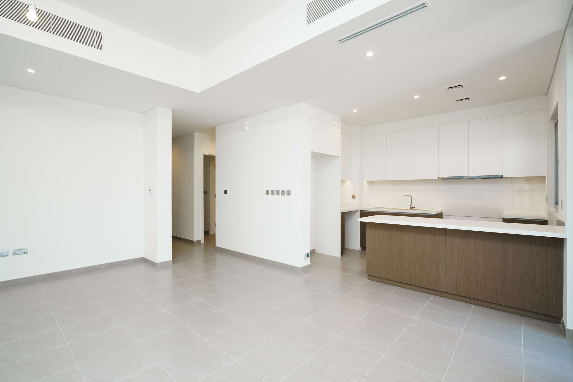 Modern bathroom in 3-bedroom townhouse, Reem Community, Arabian Ranches 2. Rent now