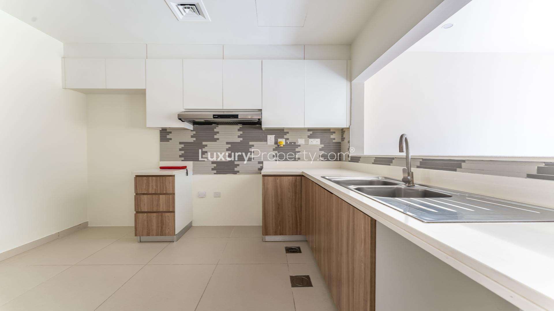 Spacious open-plan living area in Amaranta townhouse, Villanova for rent