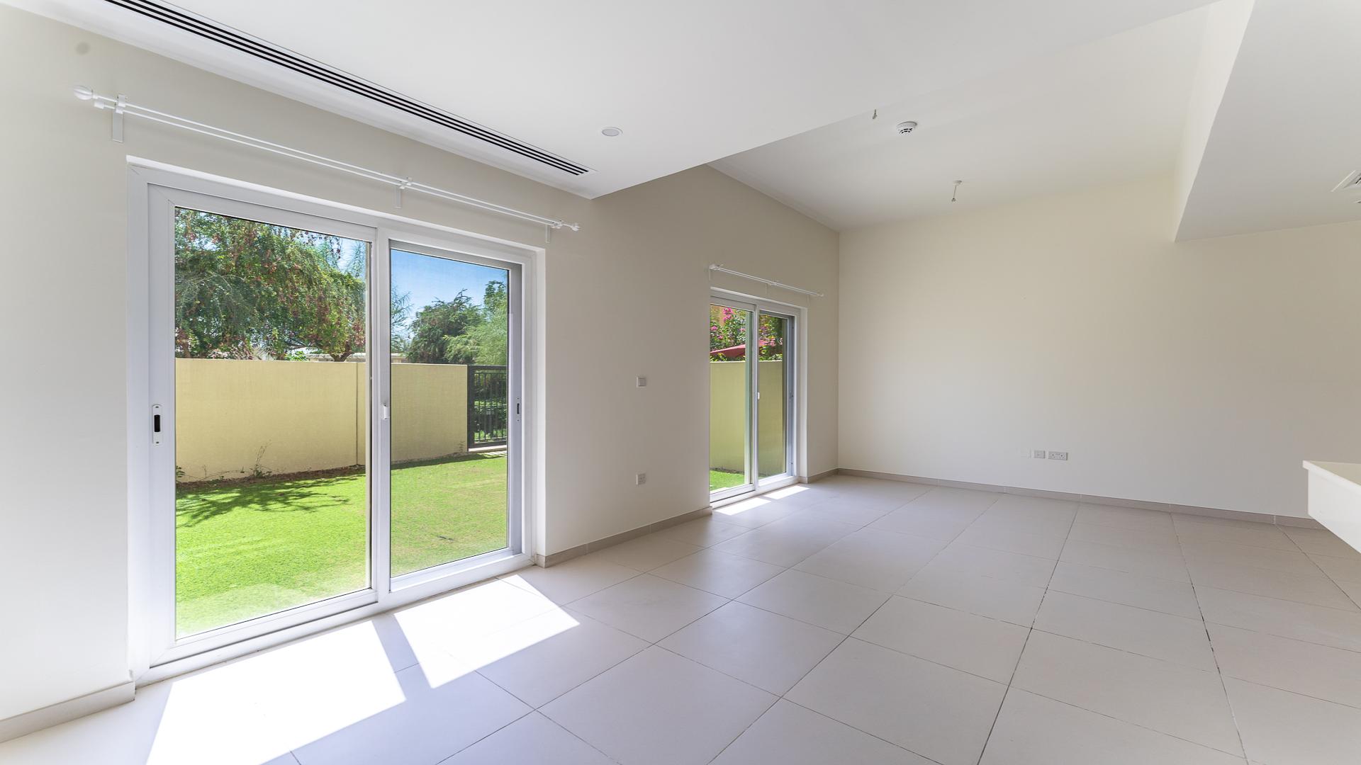 Spacious living area in 3-bedroom townhouse for rent at Amaranta, Villanova