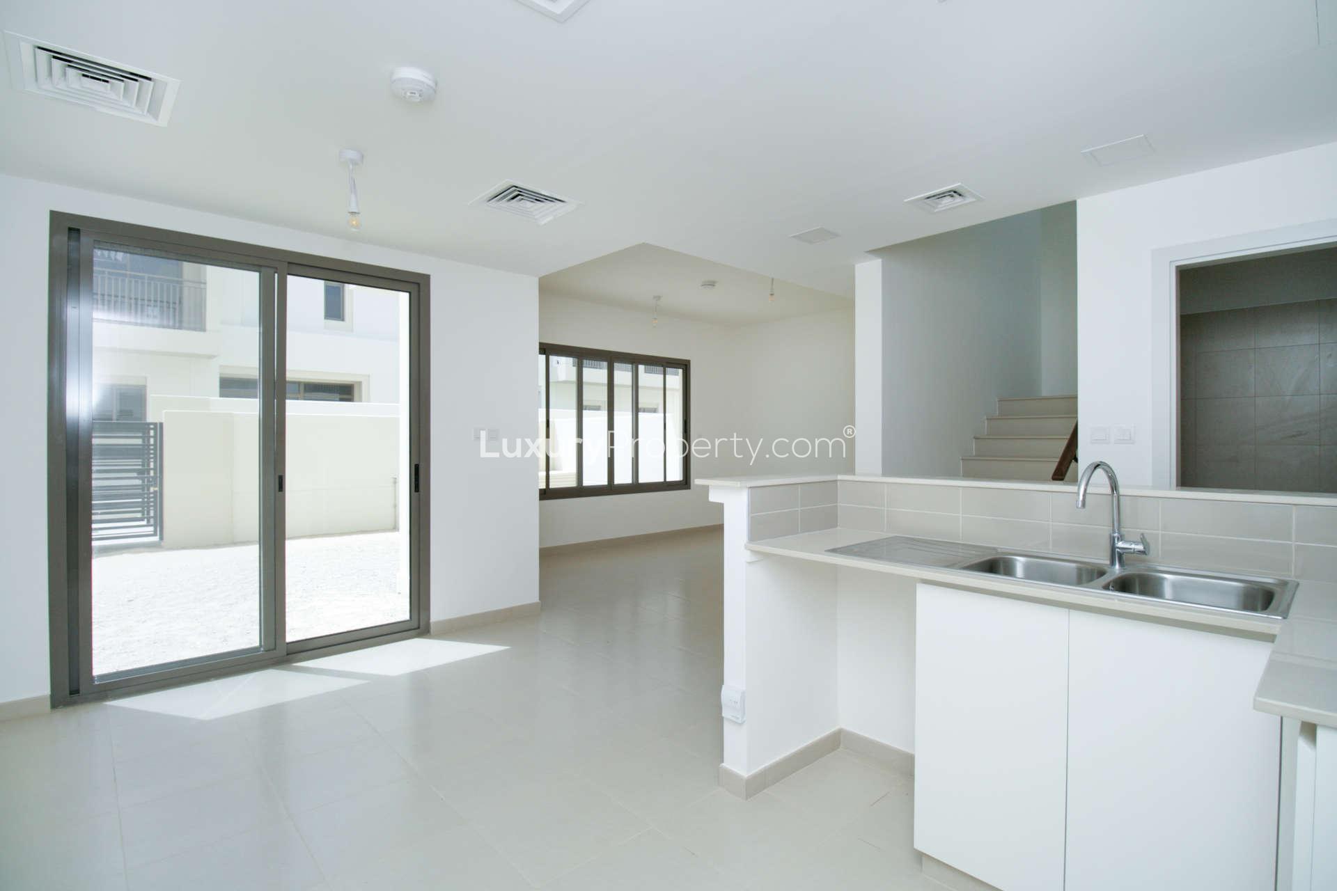 N/A,Bright kitchen and living area in 3-bedroom townhouse, Safi, Town Square, for rent