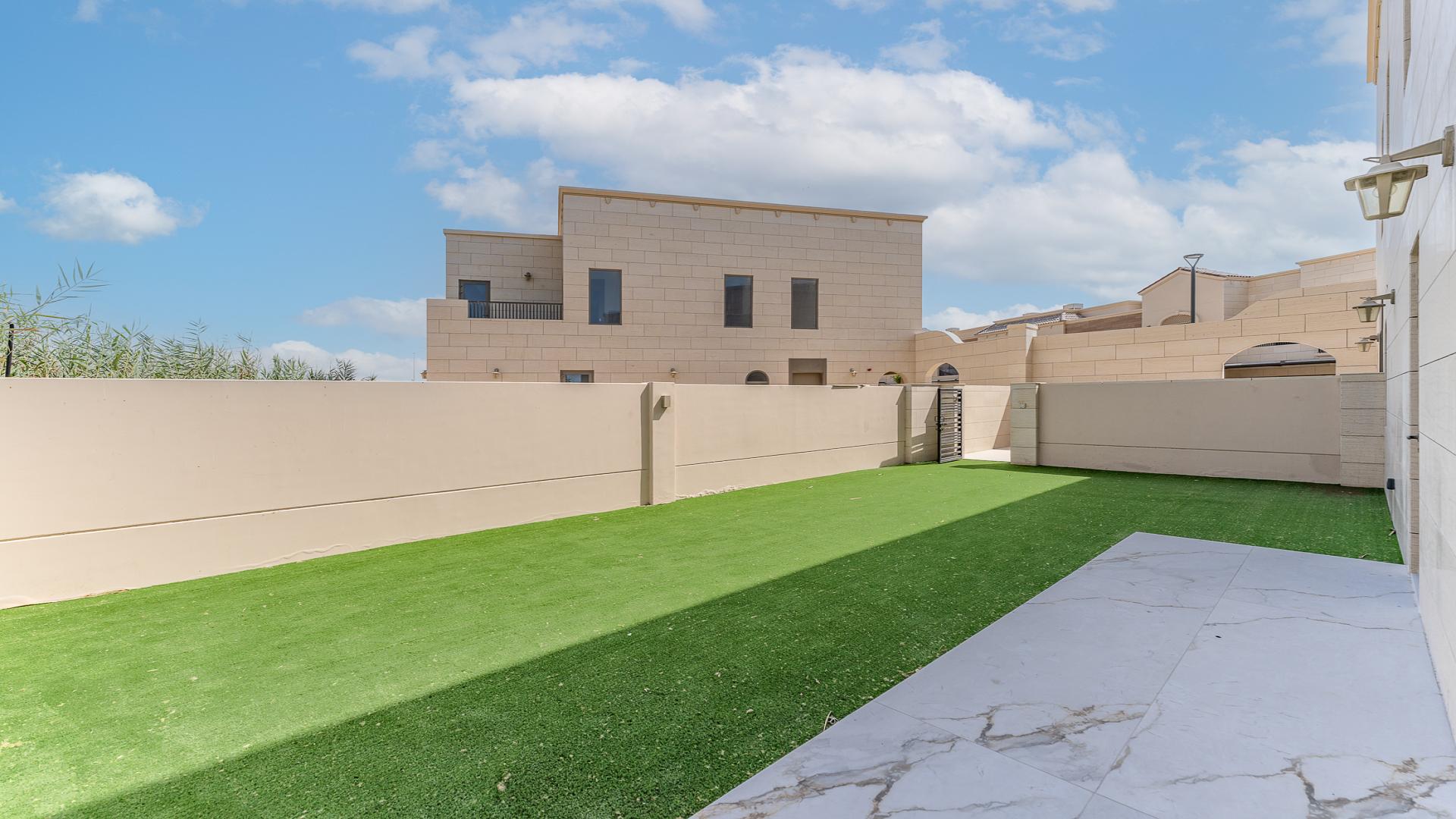 Modern kitchen in 3-bed townhouse, Jasmine Lane, Jumeirah Golf Estates, for rent