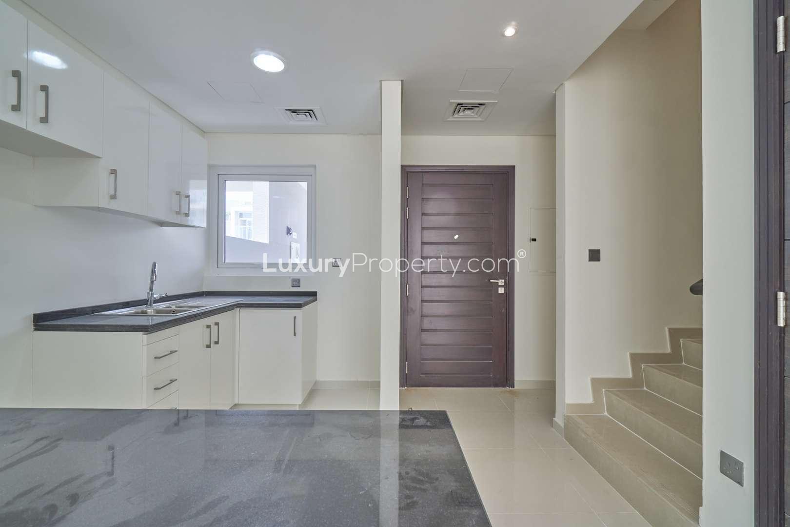 Modern kitchen in 3-bedroom townhouse for rent, Akoya Oxygen, Vardon community