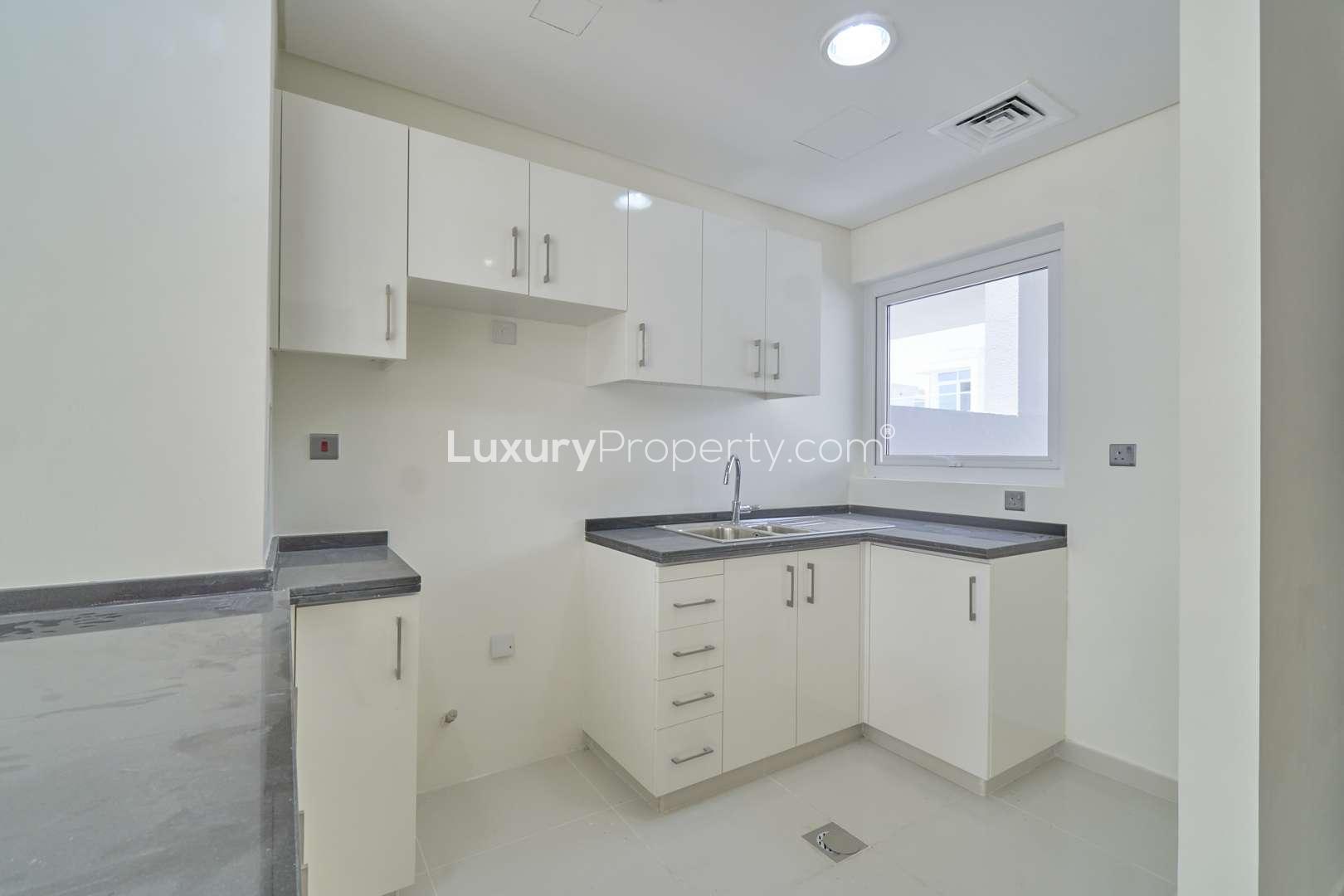 Modern kitchen in 3-bedroom townhouse, Damac Hills 2, Vardon, Akoya community for rent