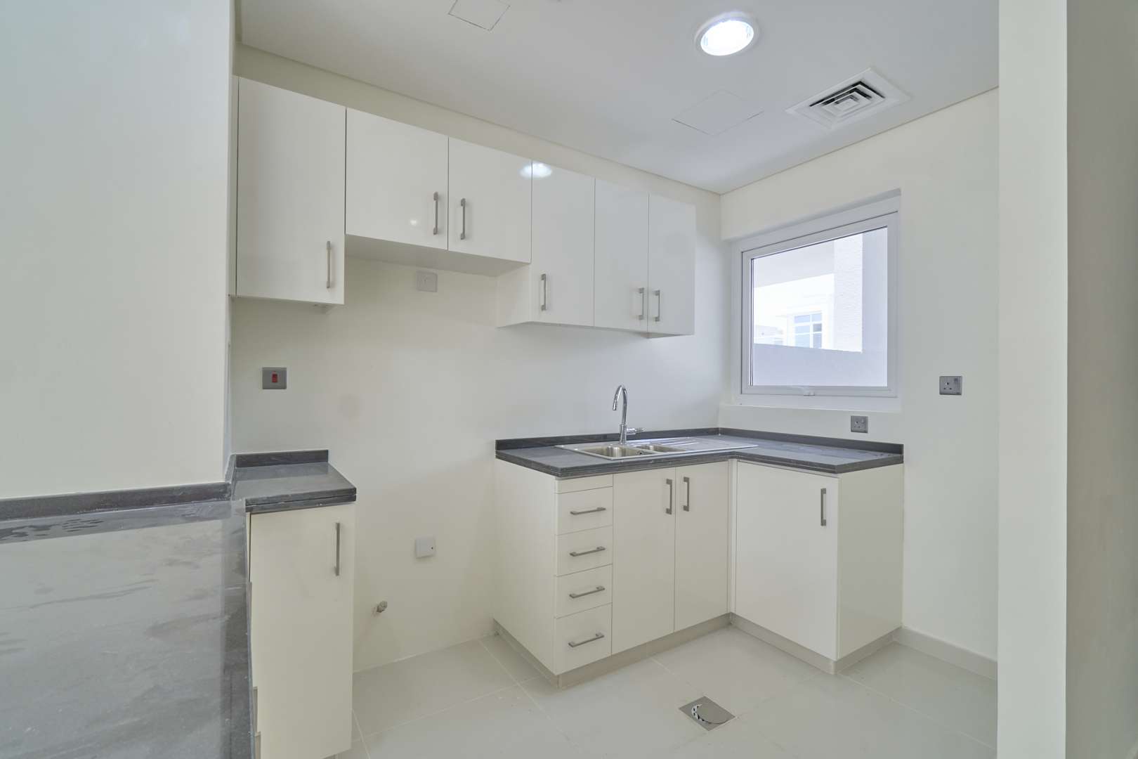 Modern kitchen in 3-bedroom townhouse, Damac Hills 2, Vardon, Akoya community for rent