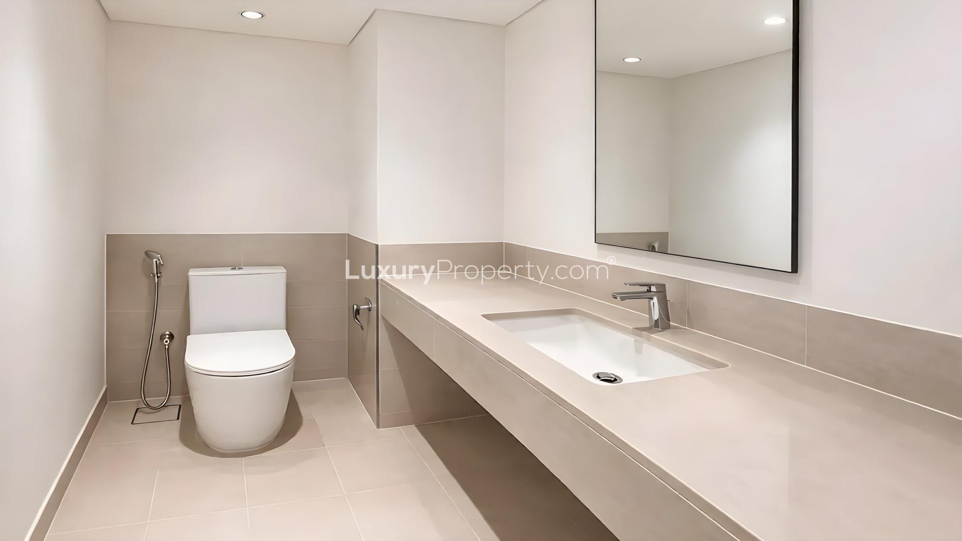 Modern bathroom in Emaar Greenview Villas townhouse, Madinat Al Mataar