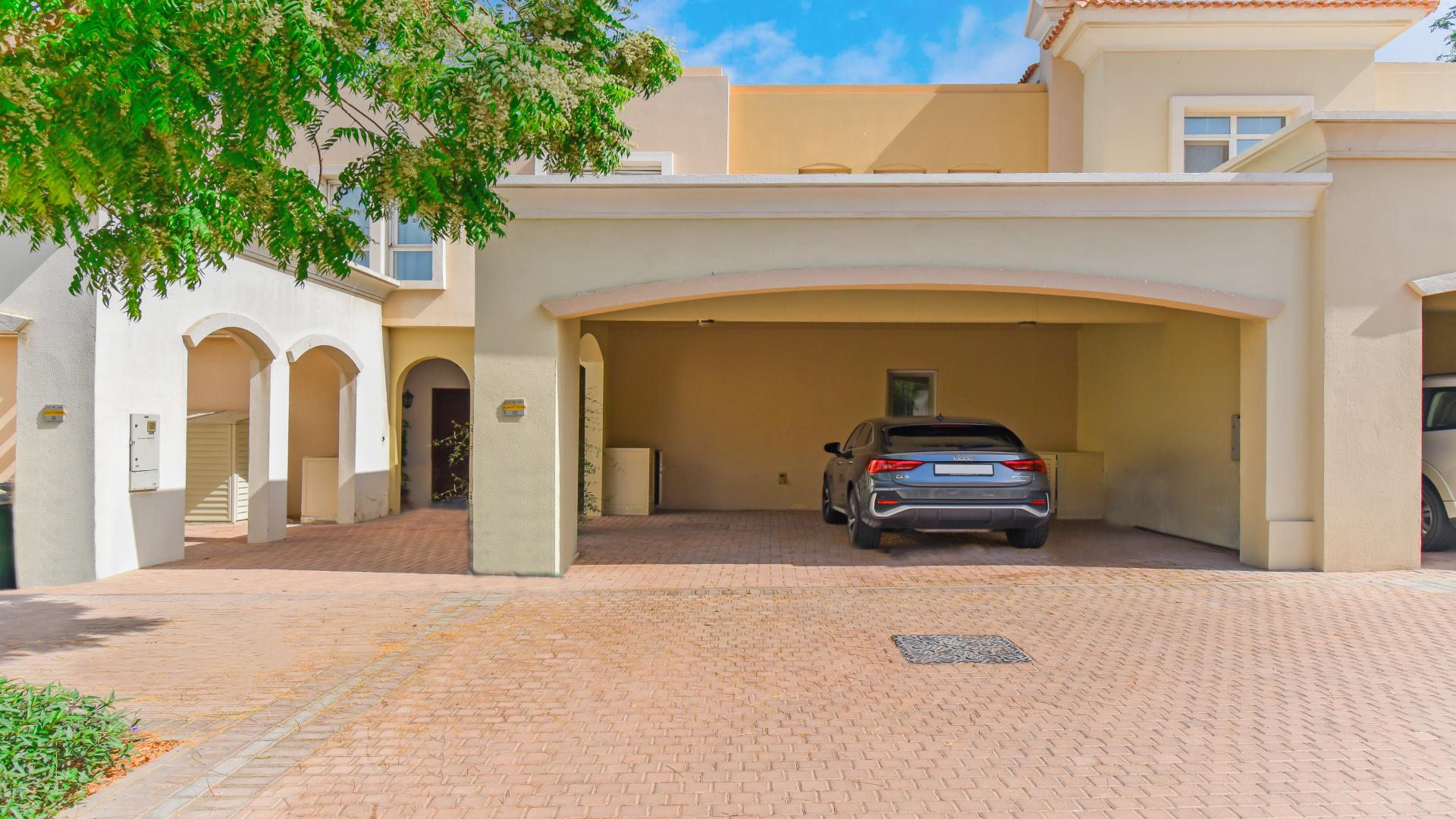 Open-plan living area with kitchen in 3-bedroom townhouse, Al Reem, Arabian Ranches 1
