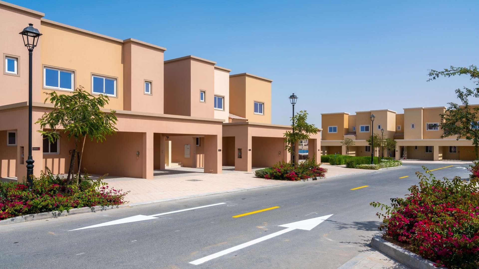 Brand new three-bedroom townhouse exterior in Villa Nova, Amaranta for sale
