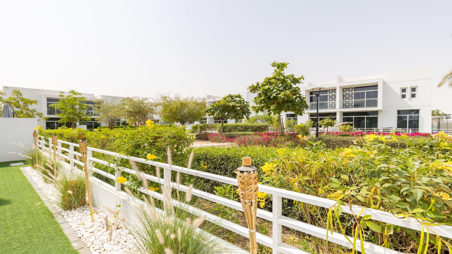 Exterior view of exclusive 3-bedroom semi-detached townhouse in Arabella, Mudon, for sale