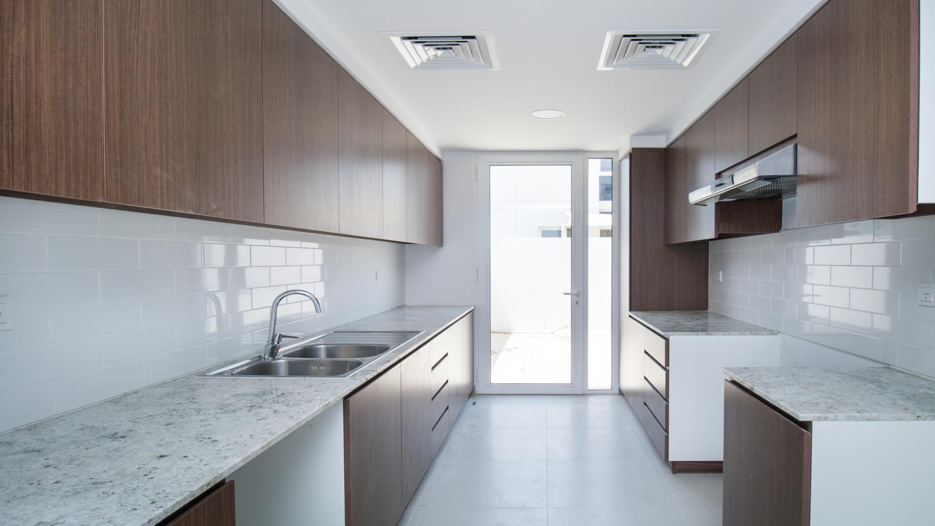 Modern kitchen in 3-bedroom townhouse, Arabella, Mudon. Spacious counters and sleek cabinetry