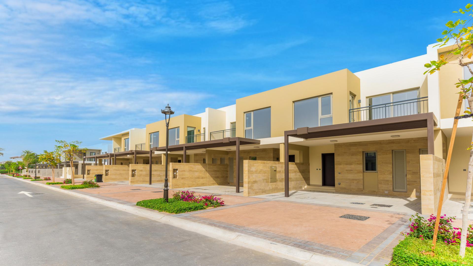 N/A,"Spacious living area in modern Camelia townhouse, Arabian Ranches II for sale.",Modern living room with sliding glass doors in Camelia townhouse, Arabian Ranches II