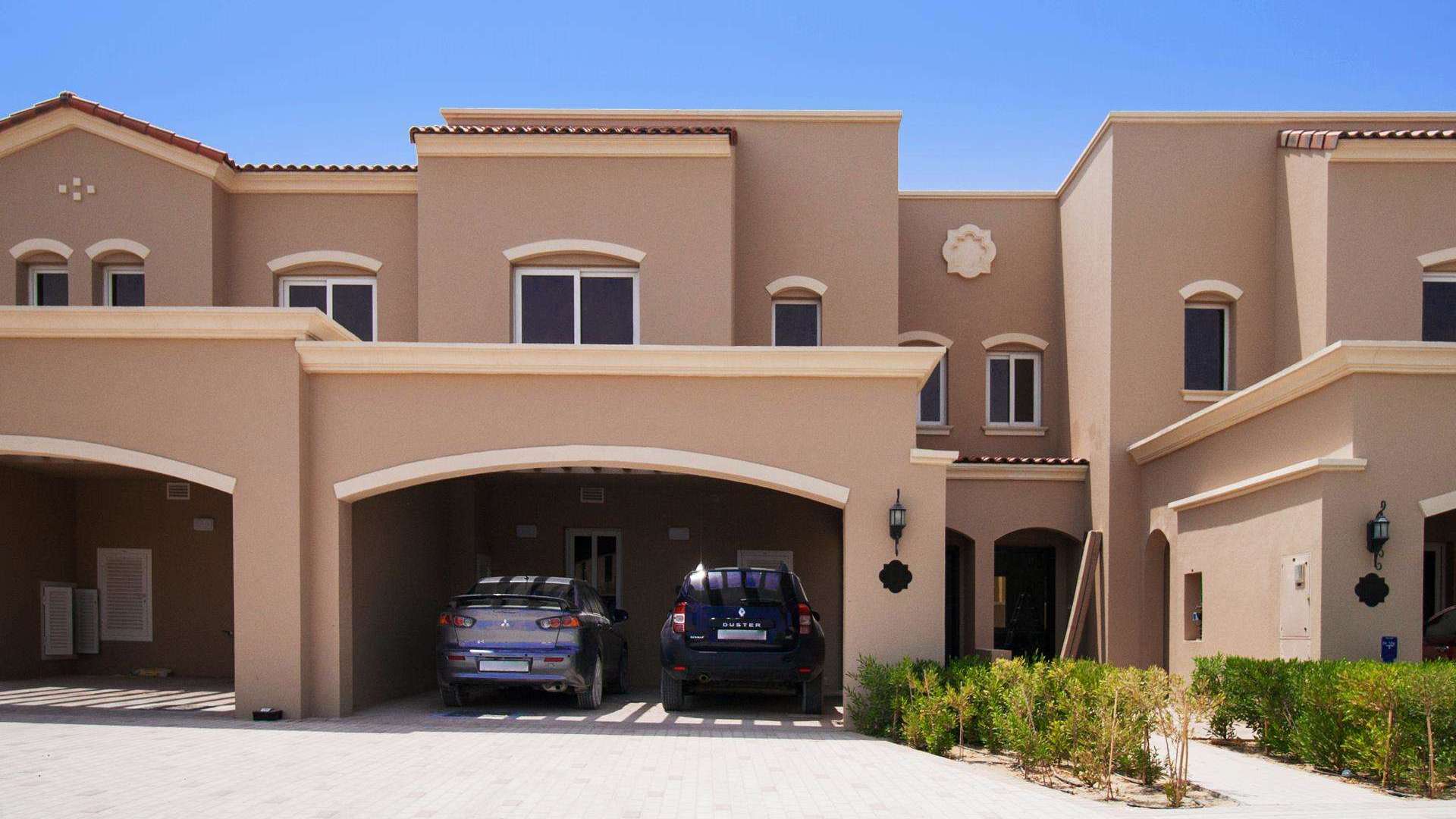 Empty room with window in vacant townhouse, Casa Dora, Serena, for sale