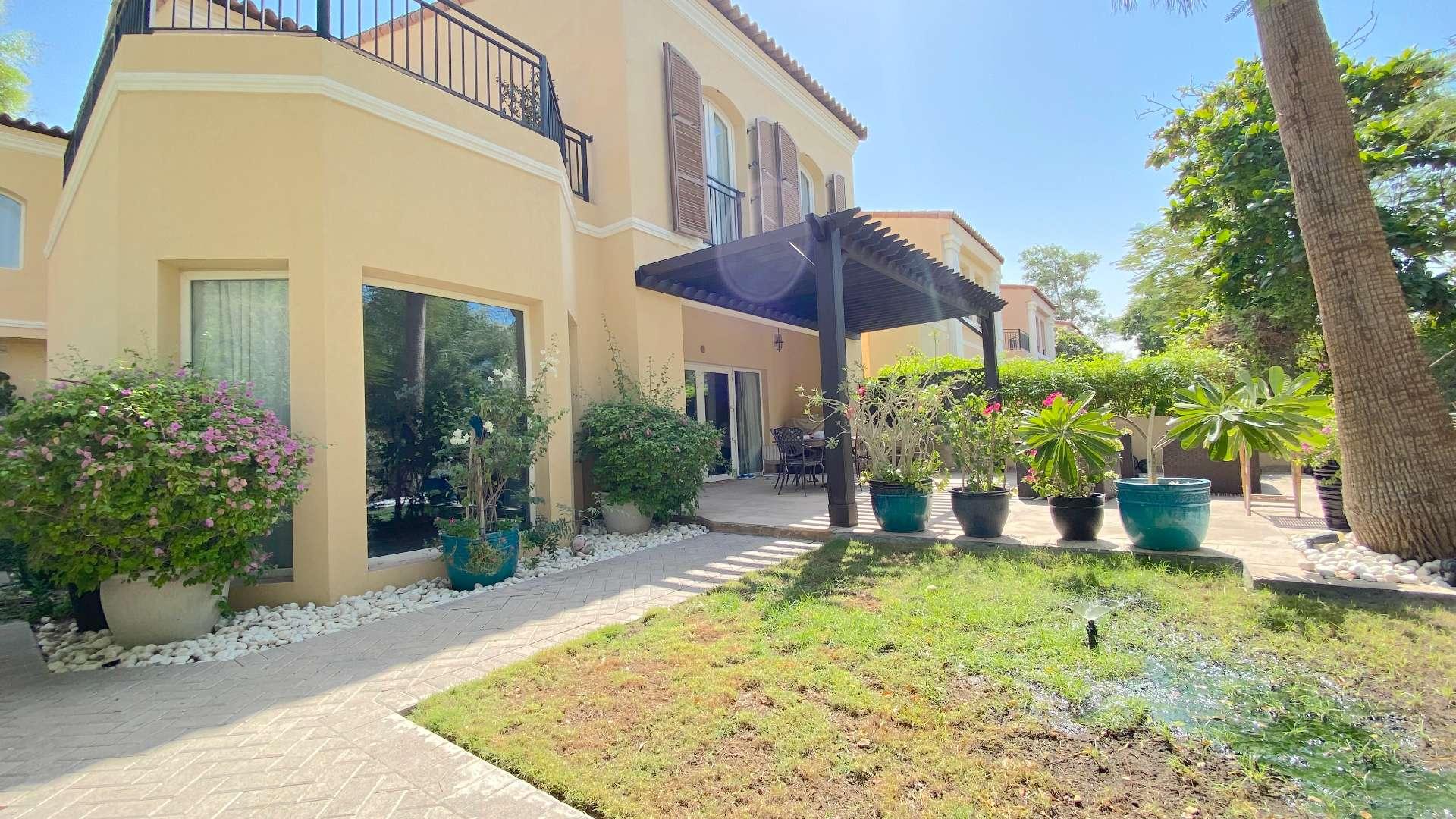 Bright living room in 3-bedroom townhouse, Green Community East, with modern decor and garden view