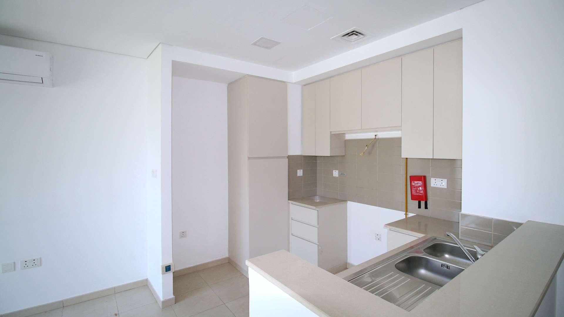 Modern kitchen in 3-bed townhouse, Hayat Townhouses, Town Square, Dubai, for sale